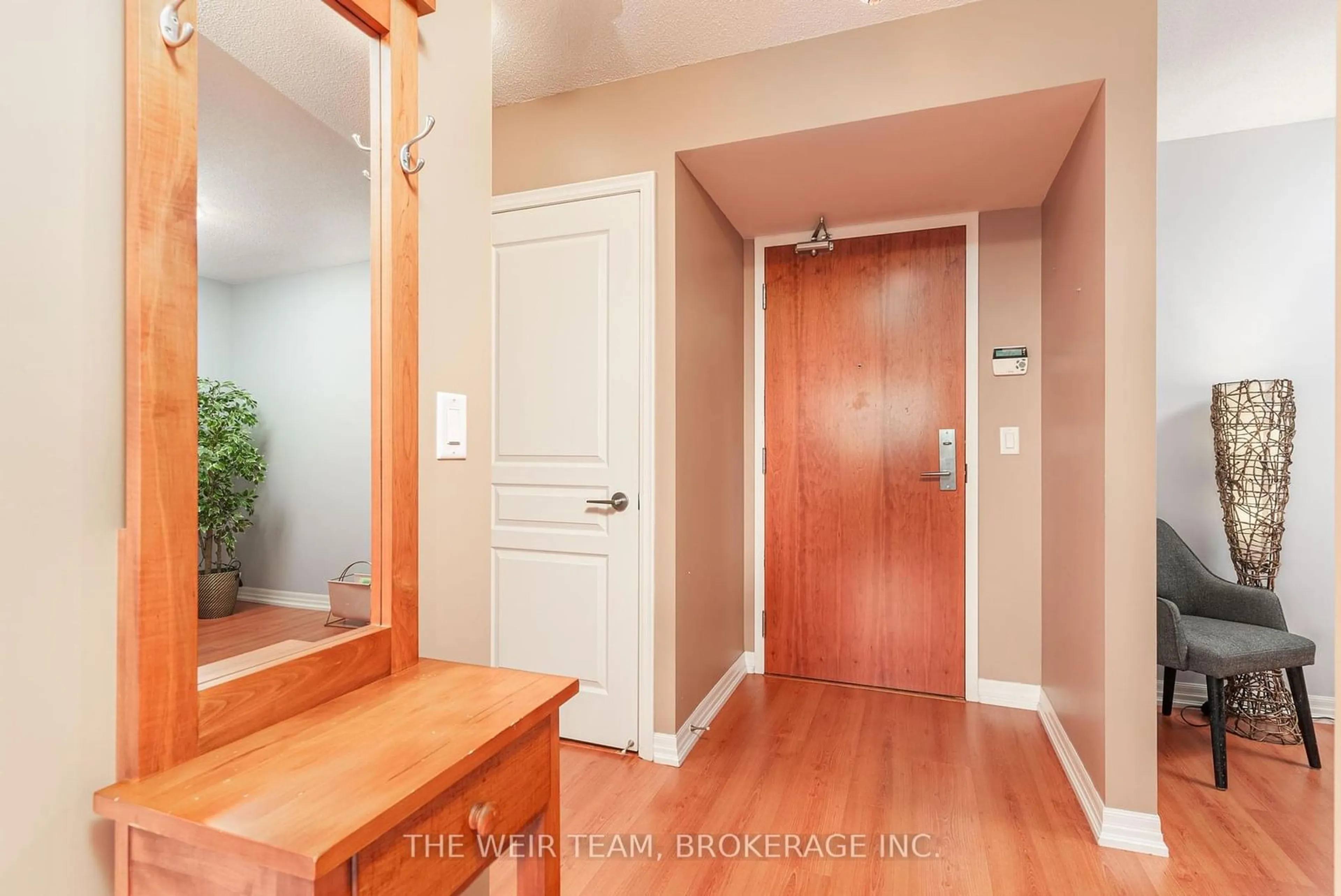 Indoor entryway for 1403 Royal York Rd #1004, Toronto Ontario M9P 0A1