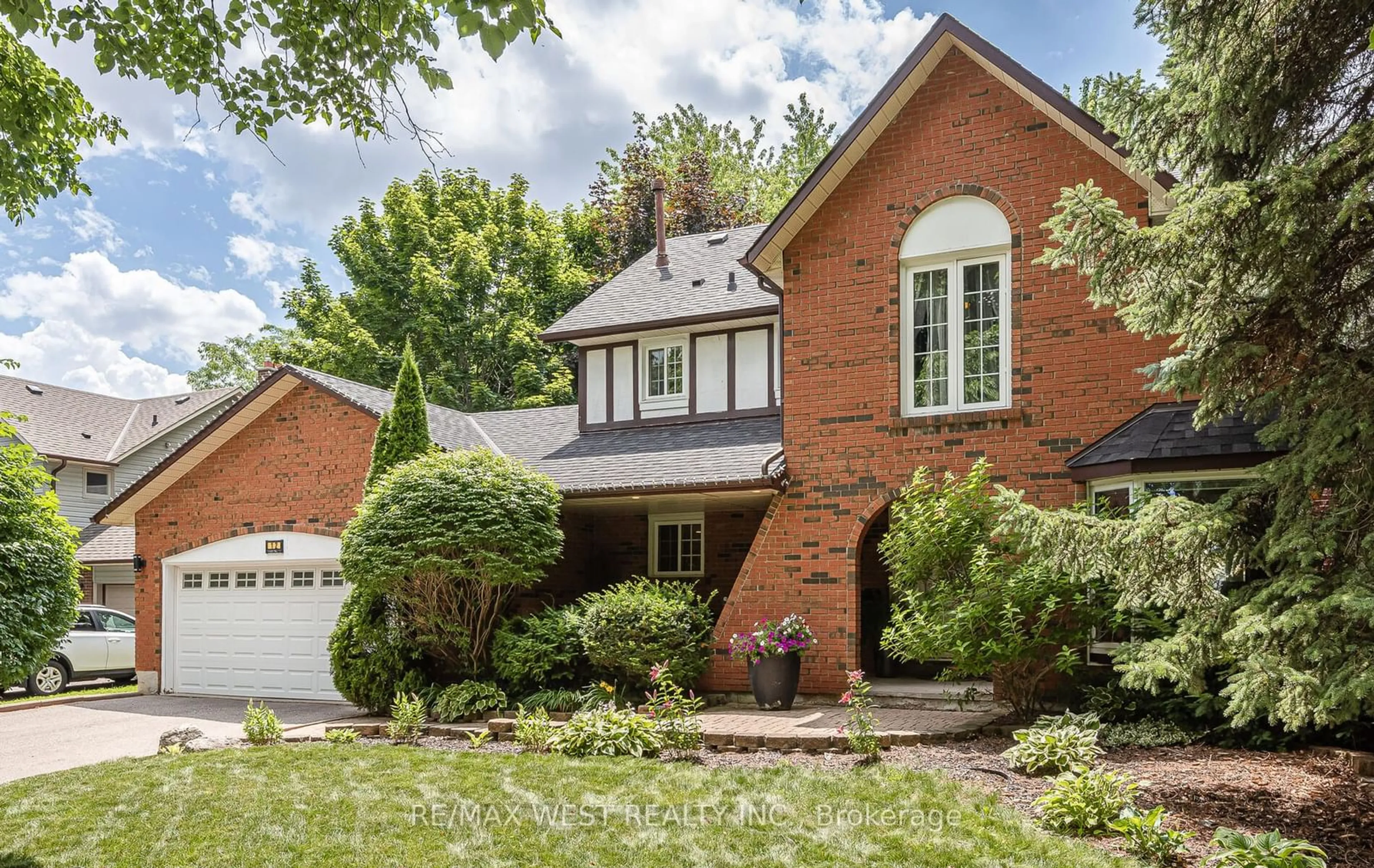 Home with brick exterior material for 12 Axminster Rd, Brampton Ontario L6Z 1T1