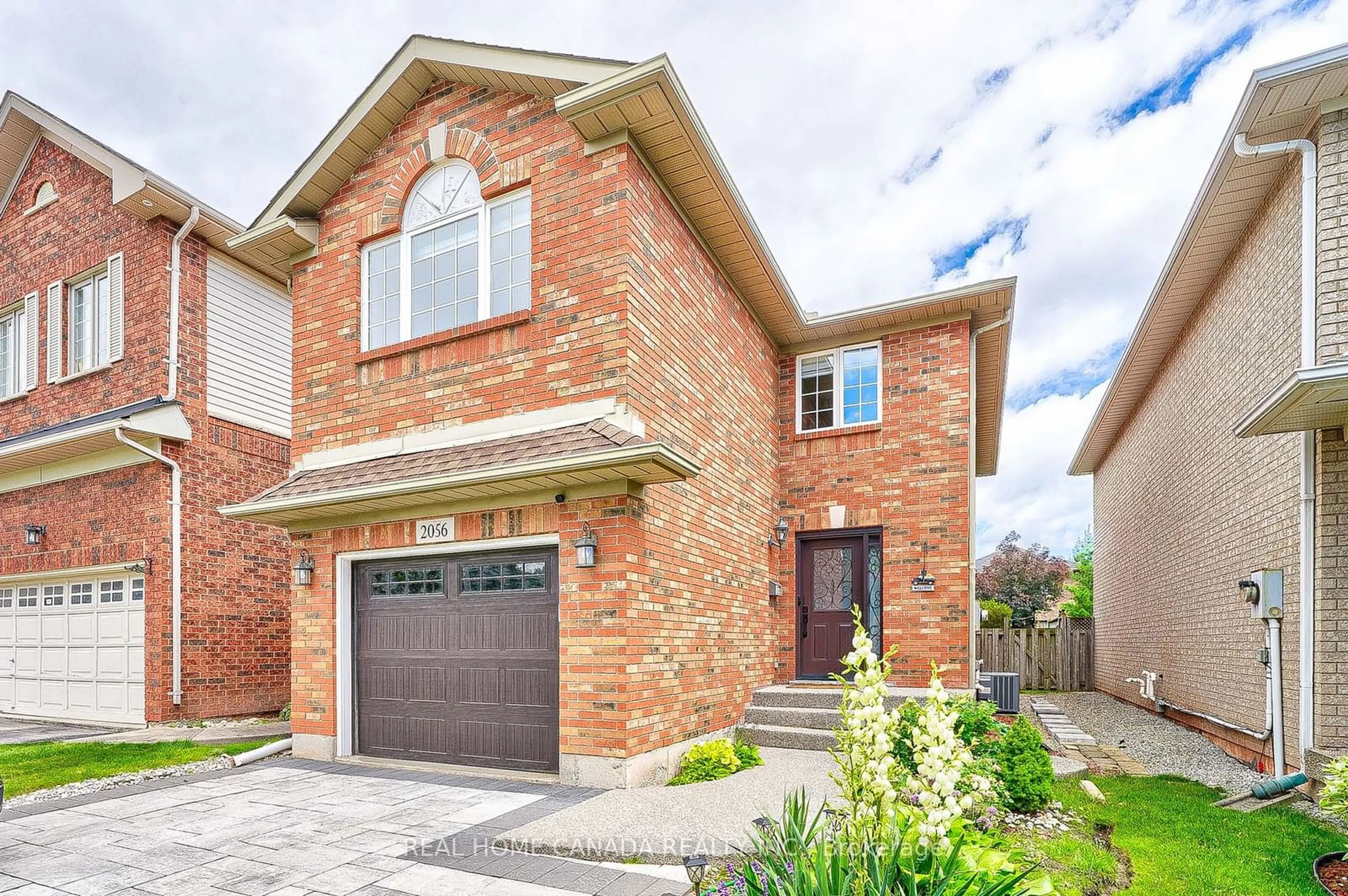 Home with brick exterior material for 2056 Shady Glen Rd, Oakville Ontario L6M 3P2