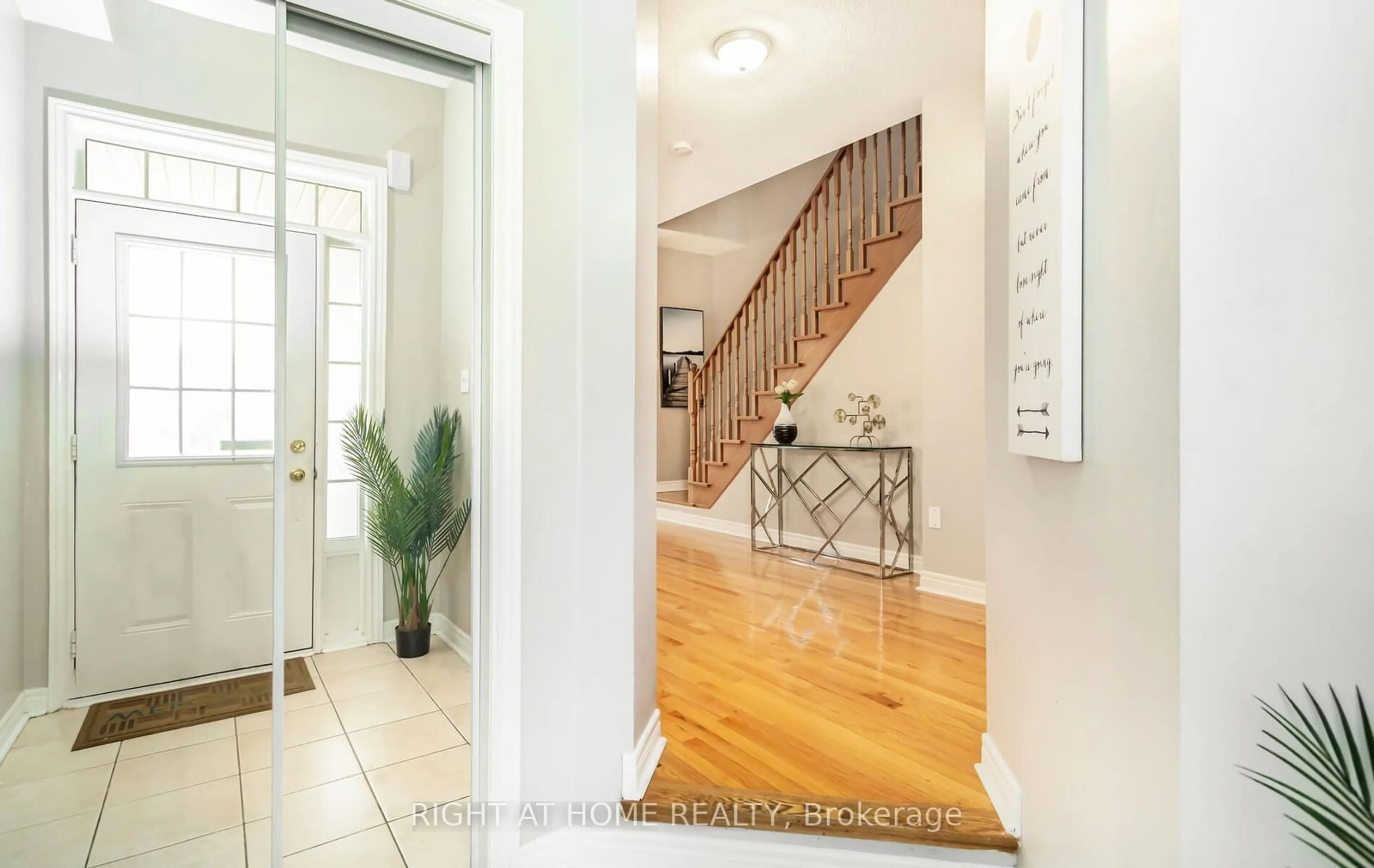 Indoor entryway for 3395 Stoney Cres, Mississauga Ontario L5M 0N7