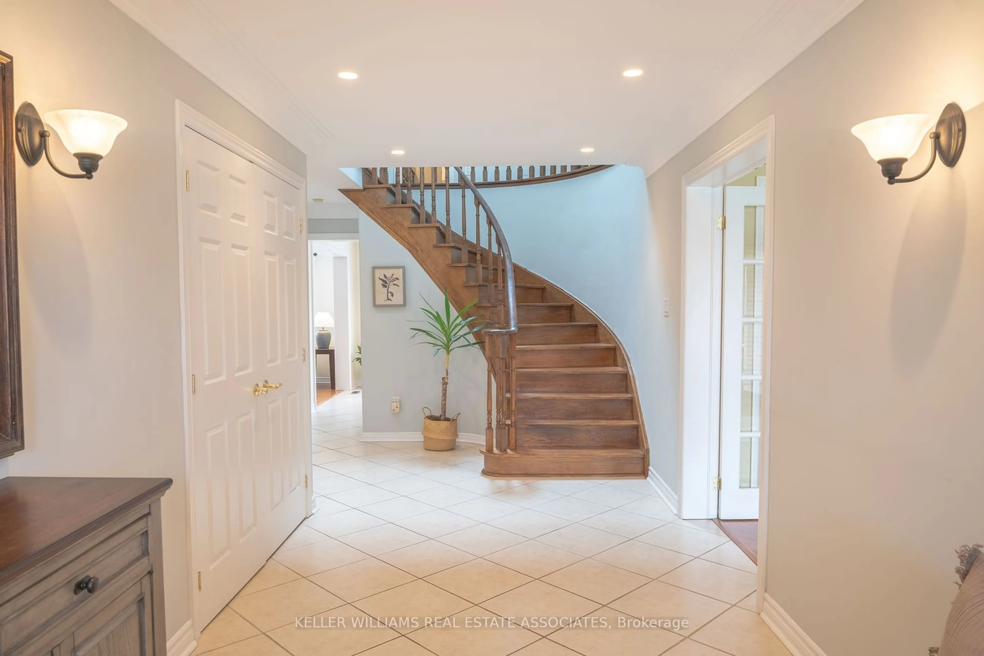 Indoor entryway for 45 Panorama Cres, Brampton Ontario L6S 3T8