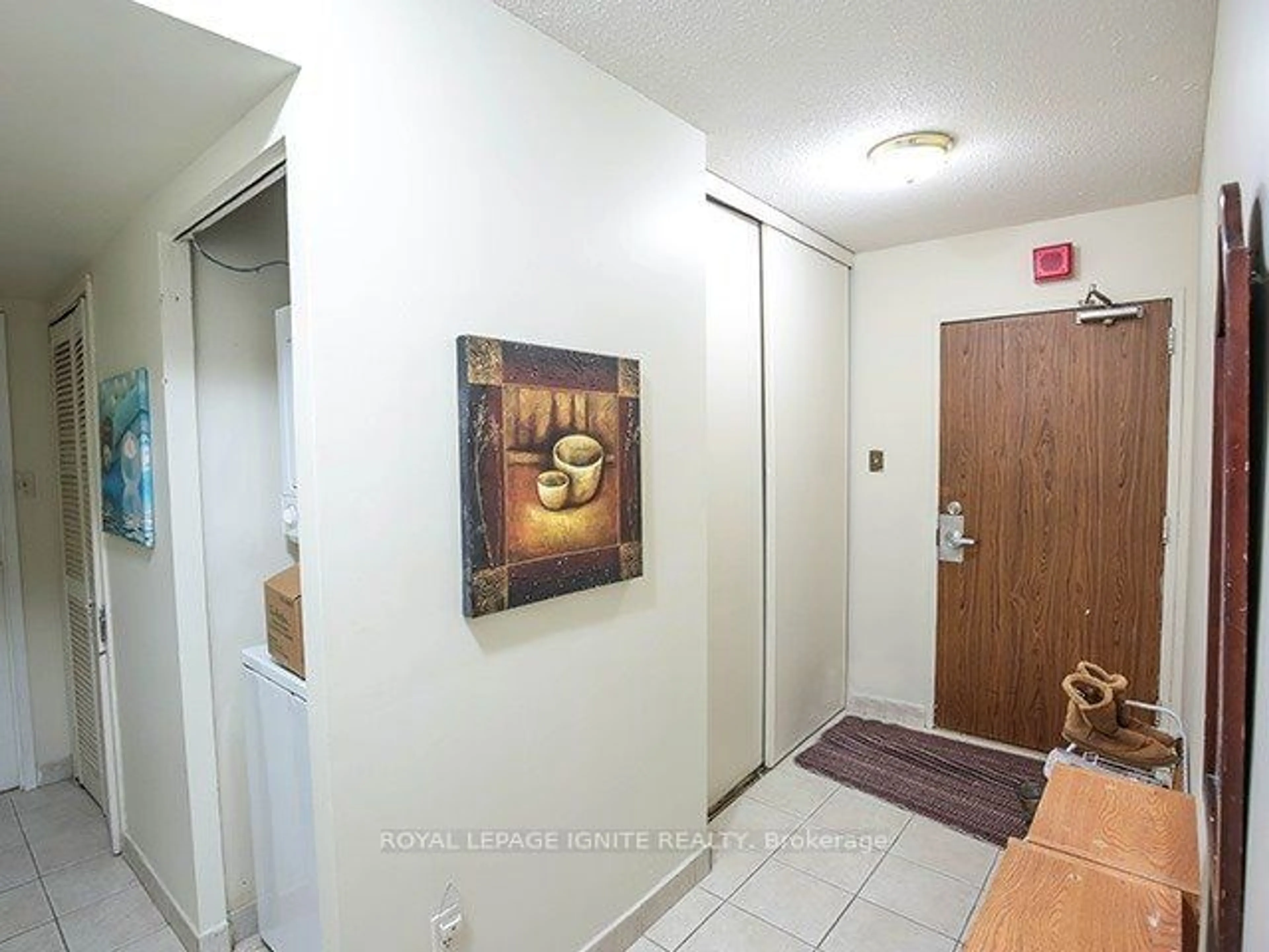 Indoor foyer for 20 Mississauga Valley Blvd #104, Mississauga Ontario L5A 3S1