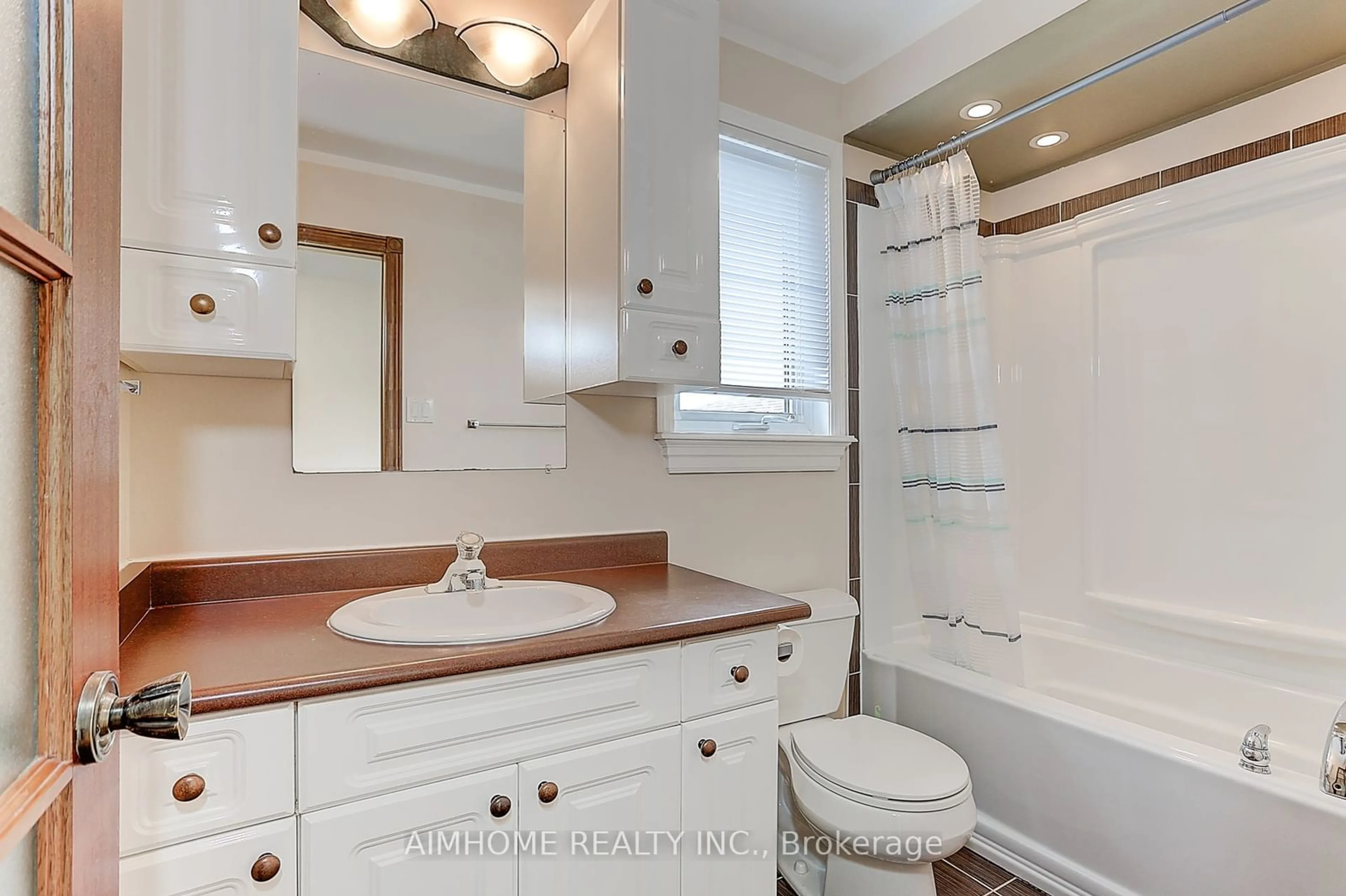 Standard bathroom for 4401 Curia Cres, Mississauga Ontario L4Z 2Y2