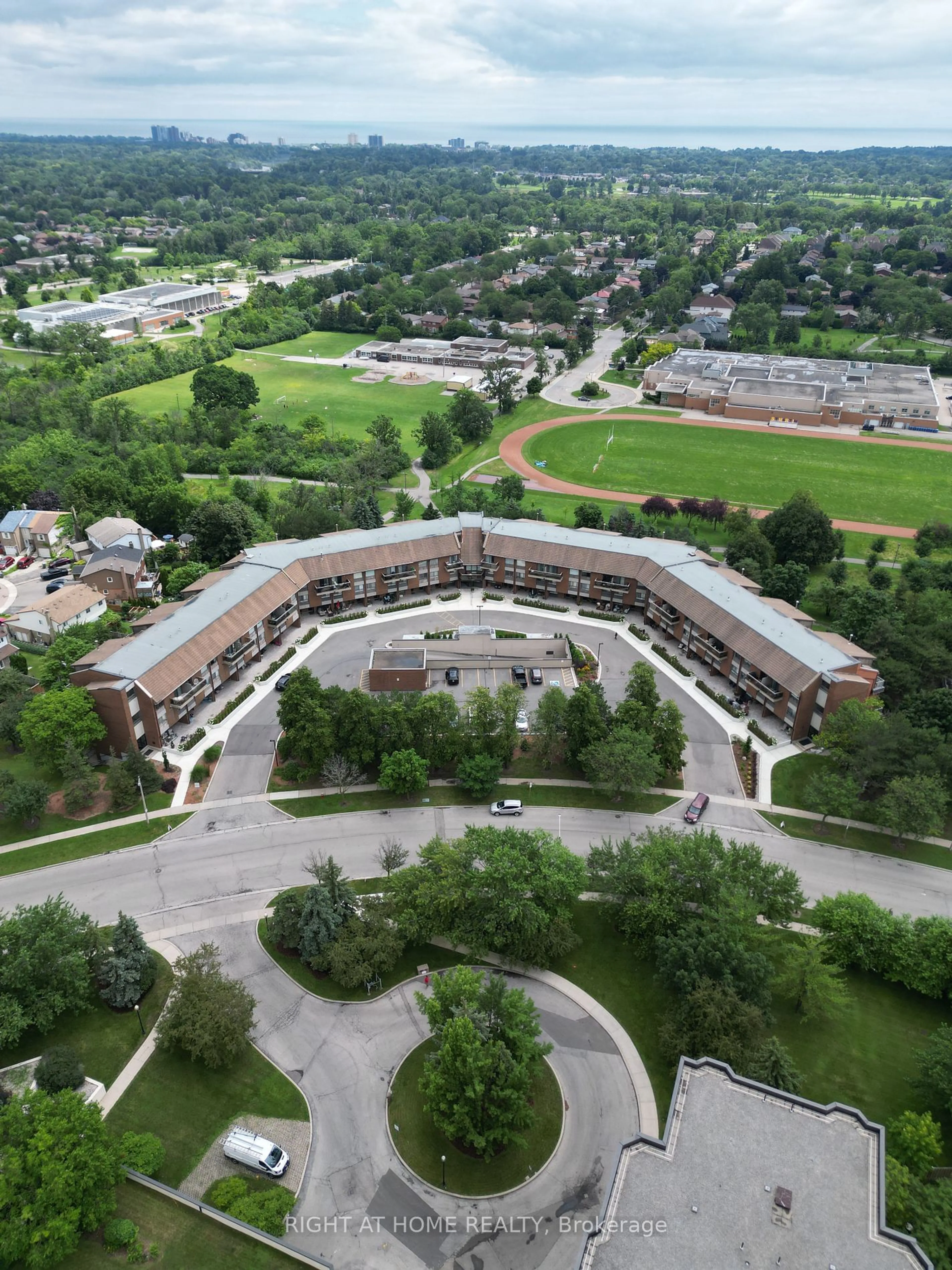 A pic from exterior of the house or condo for 1000 Cedarglen Gate #604, Mississauga Ontario L5C 3Z5