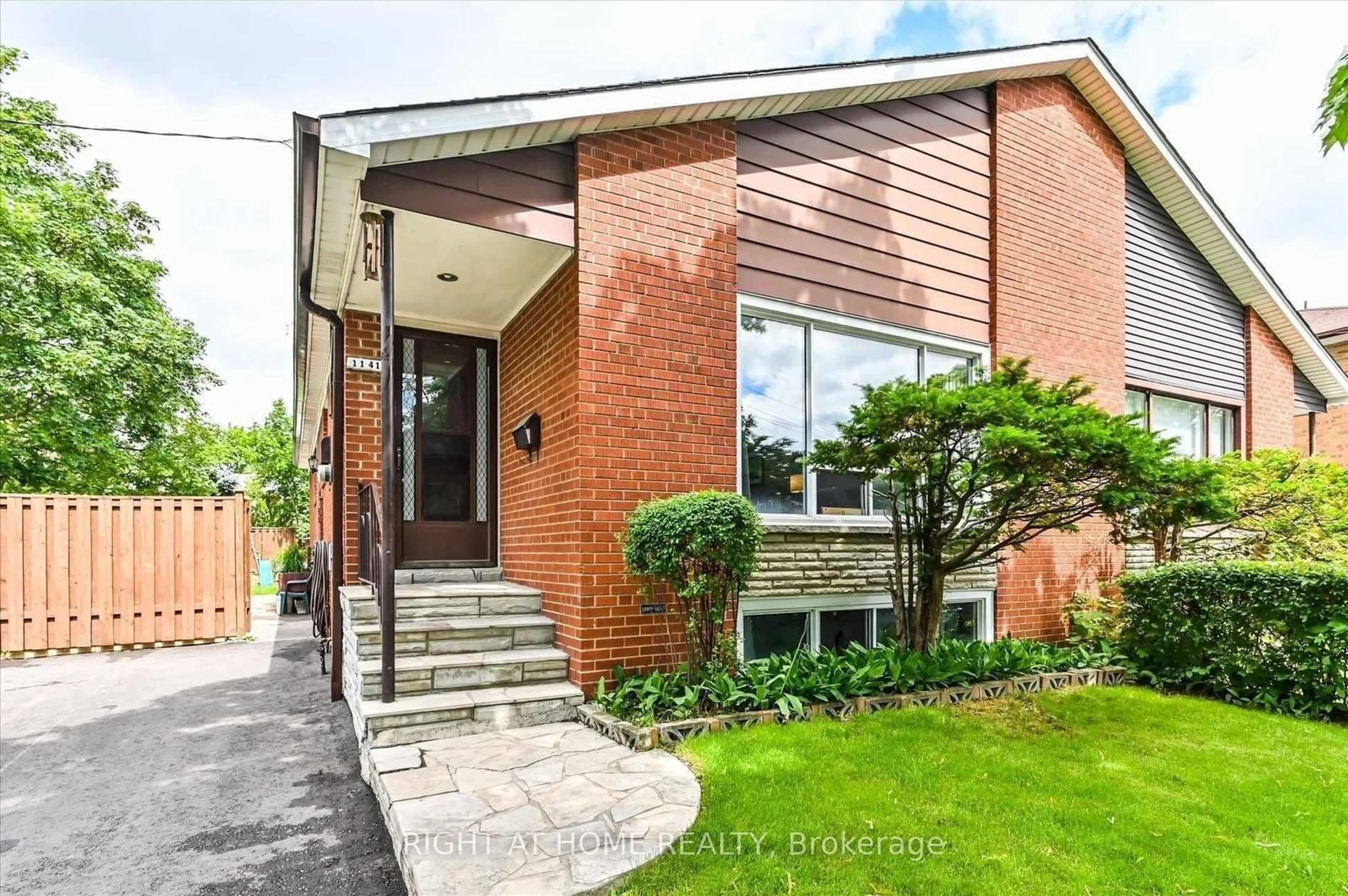 Home with brick exterior material for 1141 Flagship Dr, Mississauga Ontario L4Y 2K3