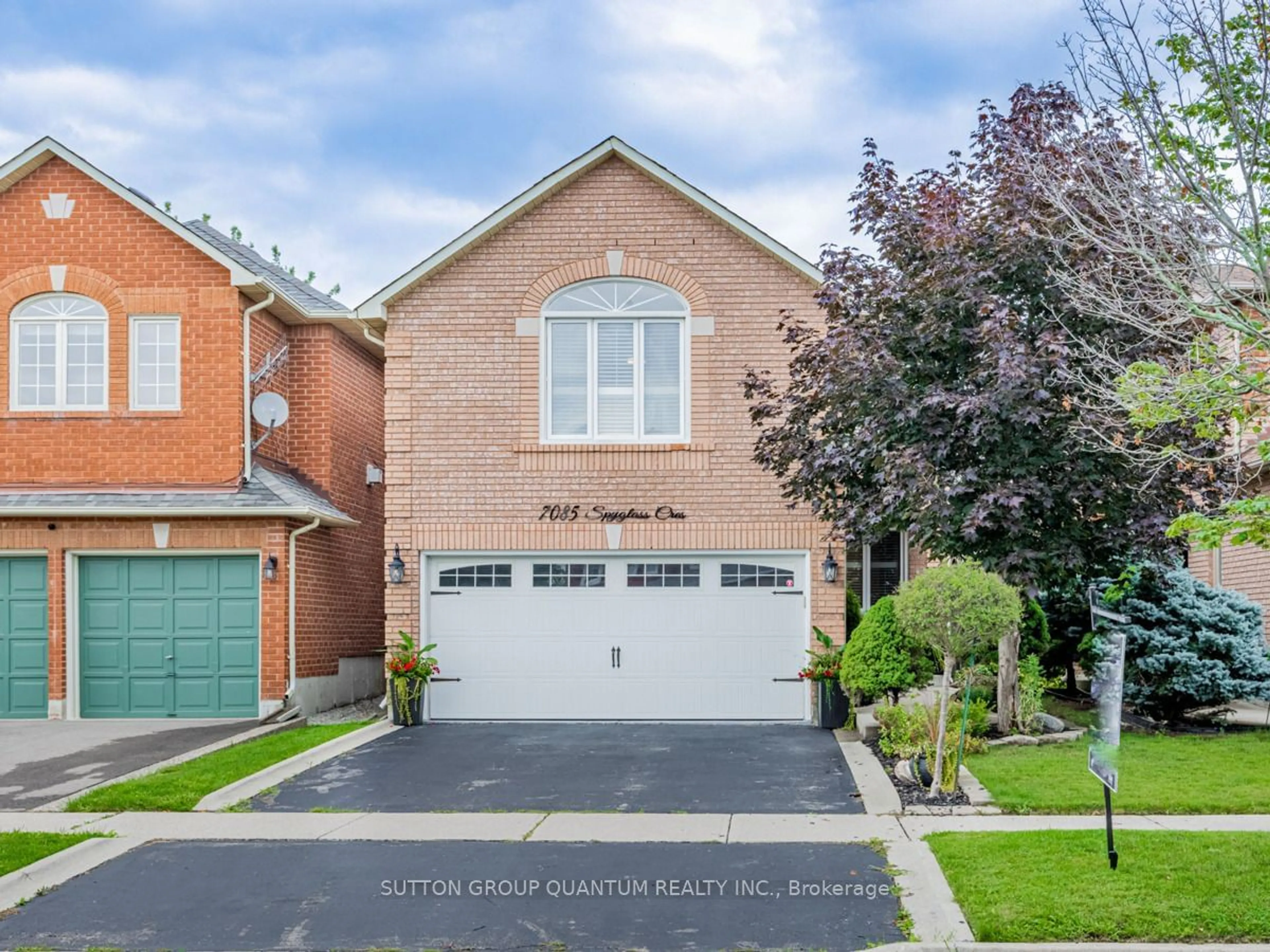 Home with brick exterior material for 7085 Spyglass Cres, Mississauga Ontario L5N 7H2