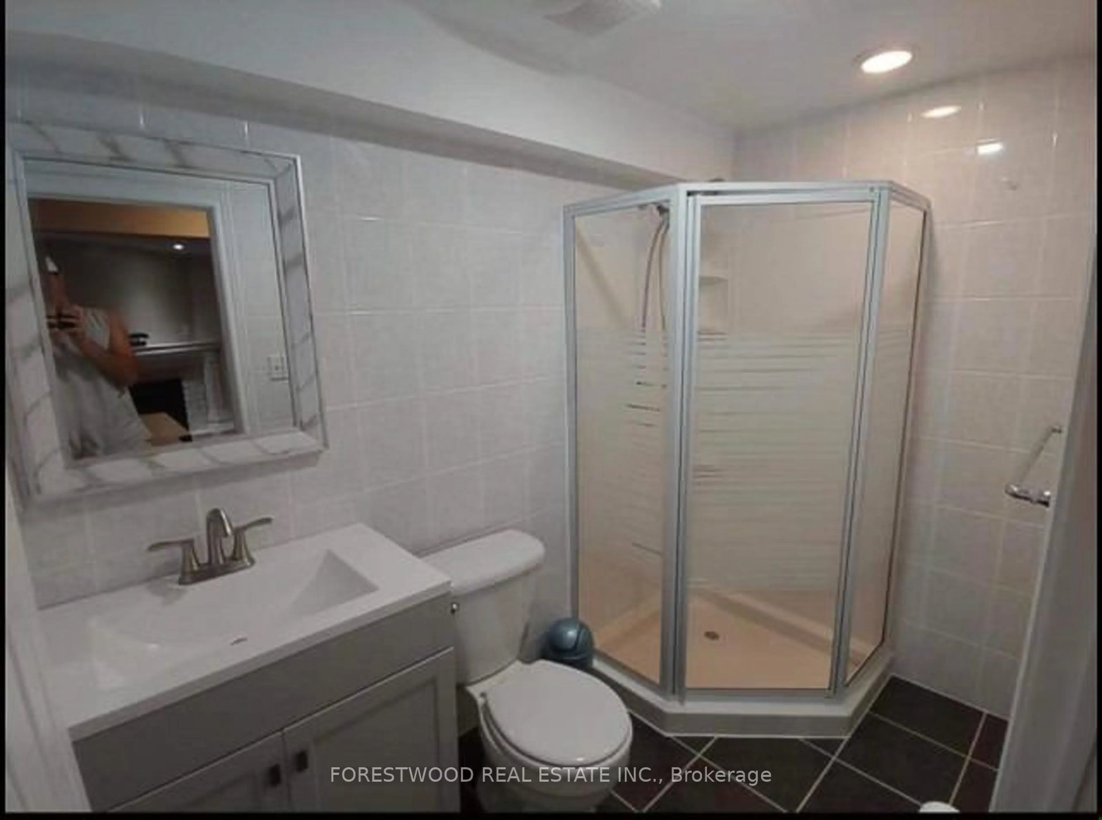 Standard bathroom for 3310 Ivernia Rd, Mississauga Ontario L4Y 3E8
