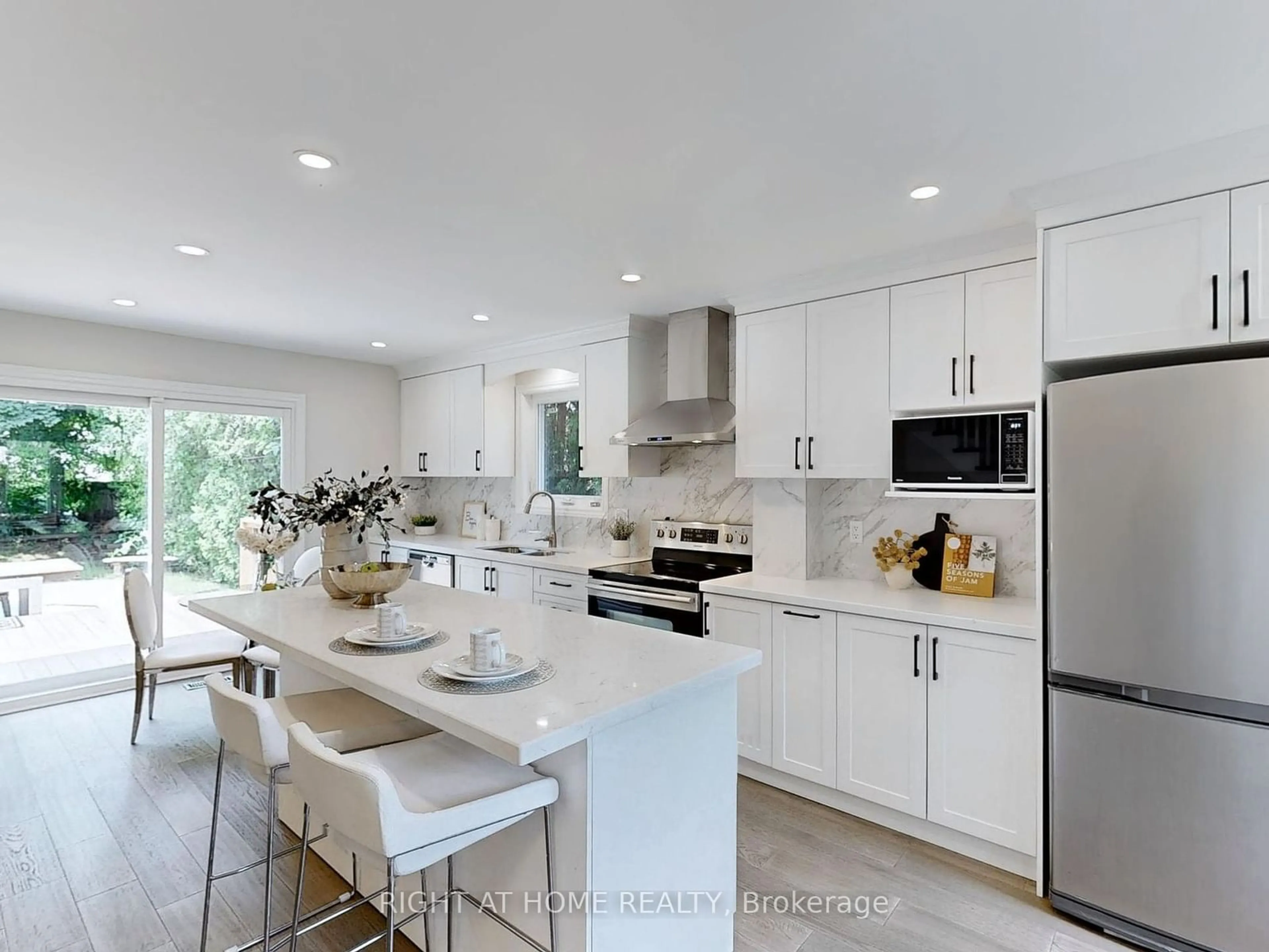 Contemporary kitchen for 478 Southland Cres, Oakville Ontario L6L 3N8