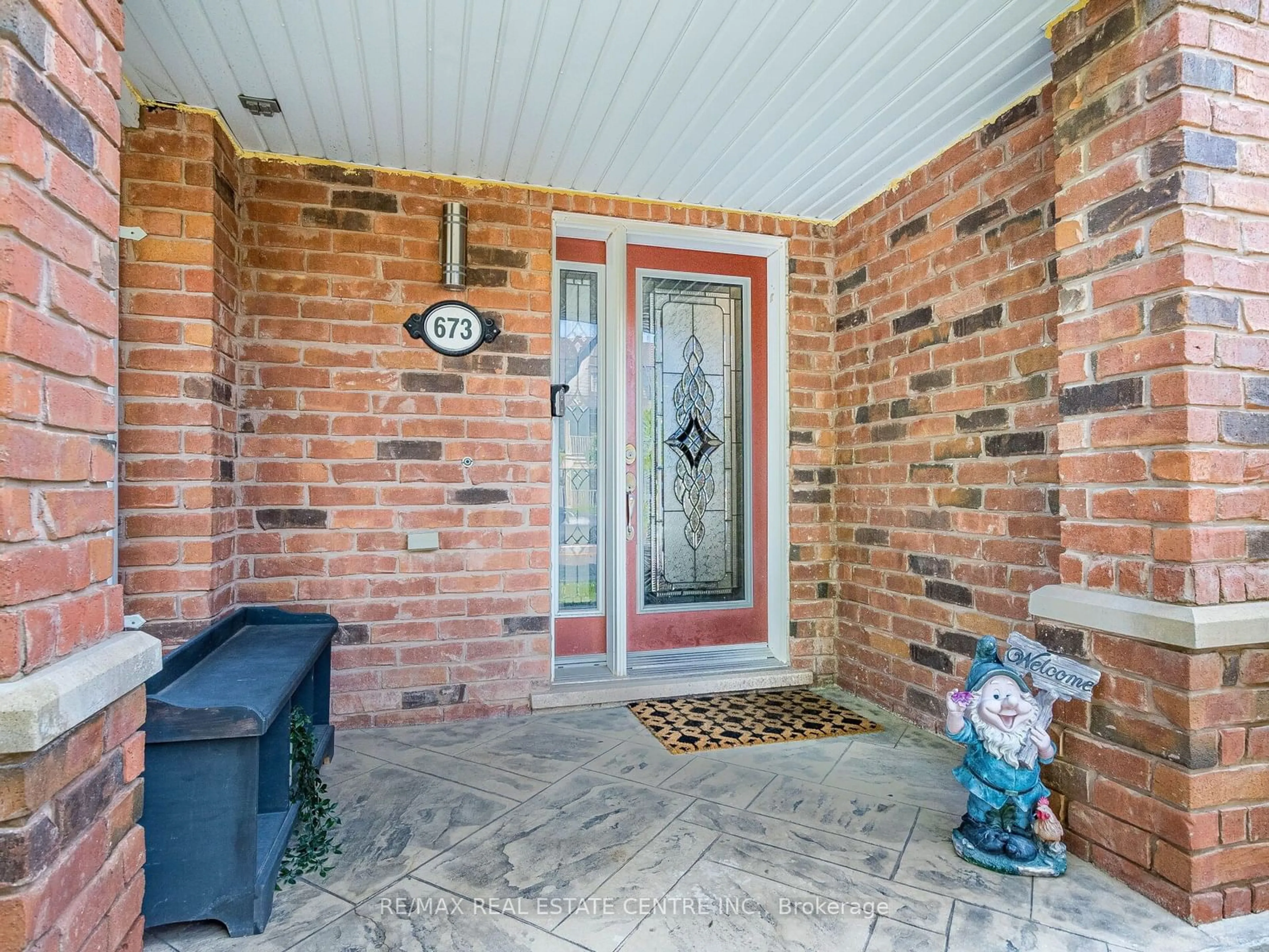 Indoor entryway for 673 Holly Ave, Milton Ontario L9T 0G2