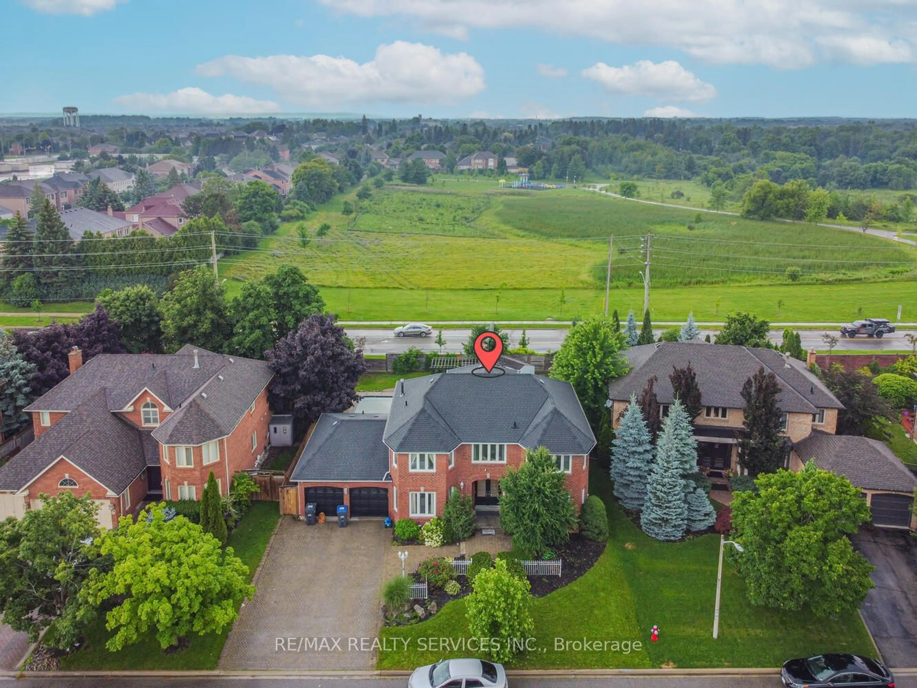 Frontside or backside of a home for 8 Ridelle Crt, Brampton Ontario L6Z 4M3