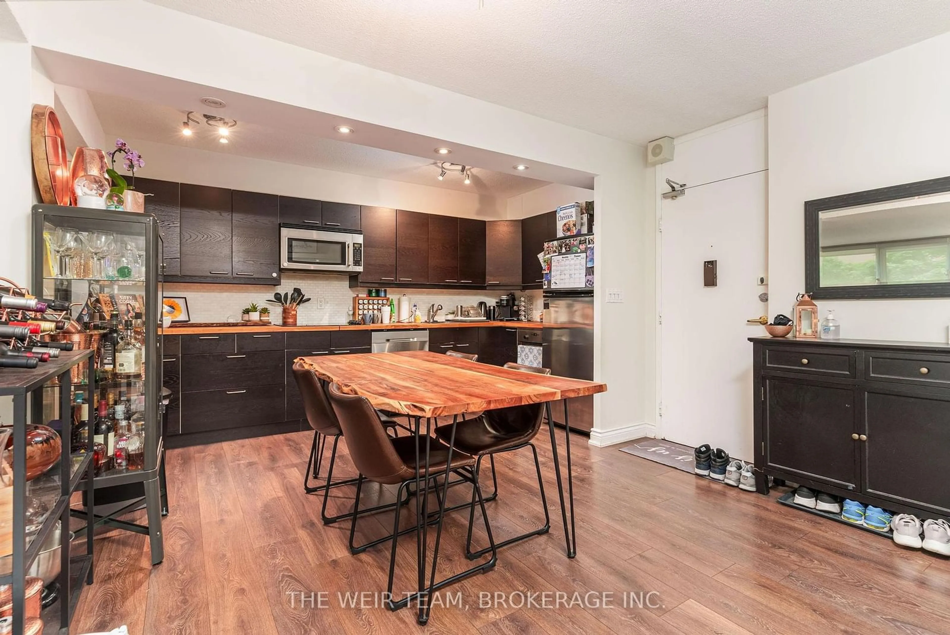 Standard kitchen for 240 Scarlett Rd #504, Toronto Ontario M6N 4X4