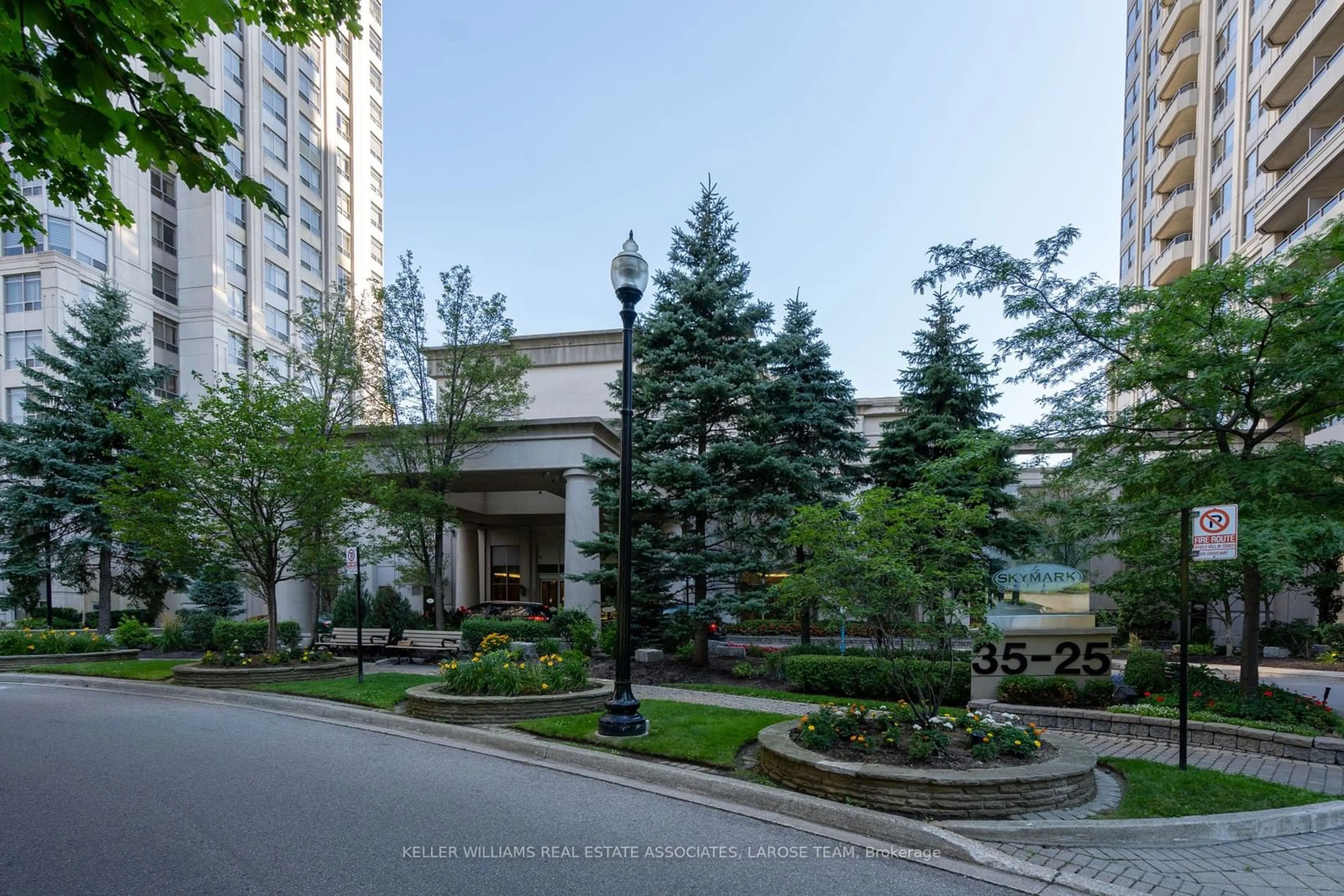 A pic from exterior of the house or condo for 25 Kingsbridge Garden Circ #2511, Mississauga Ontario L5R 4B1