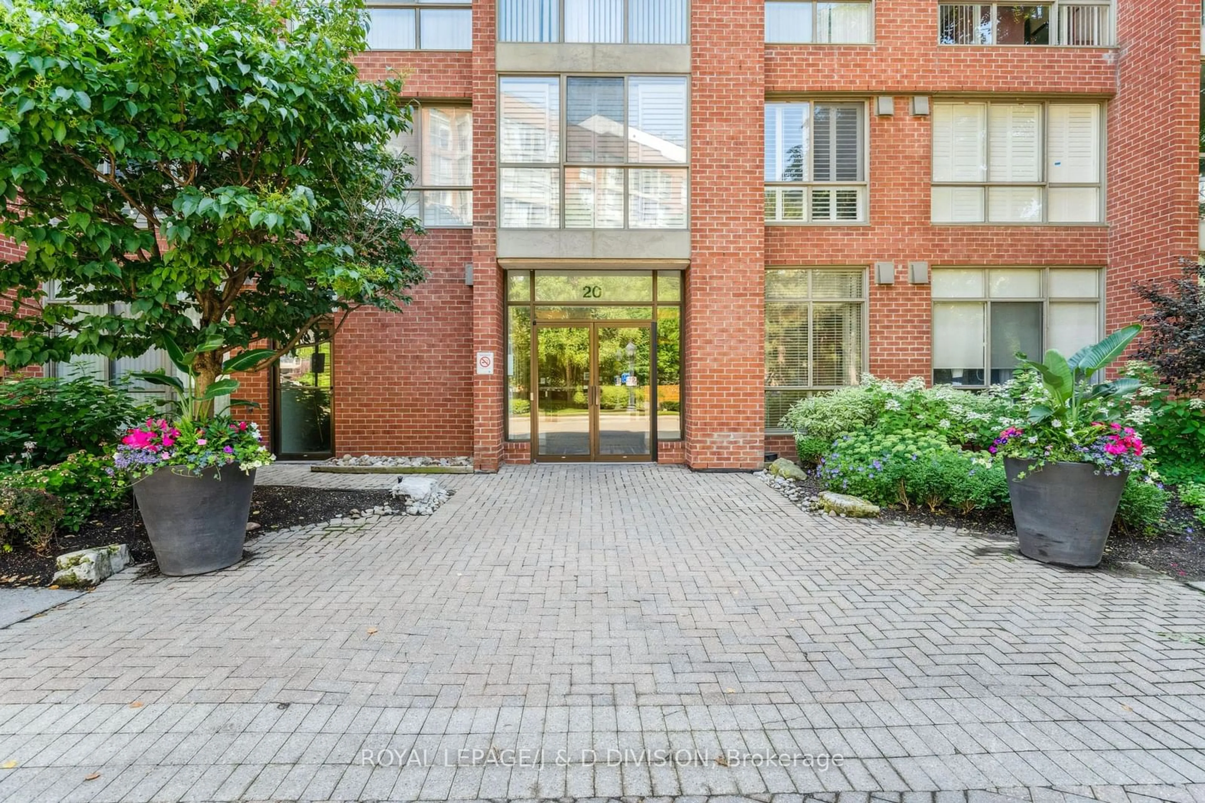 Indoor foyer for 20 Southport St #605, Toronto Ontario M6S 4Y8