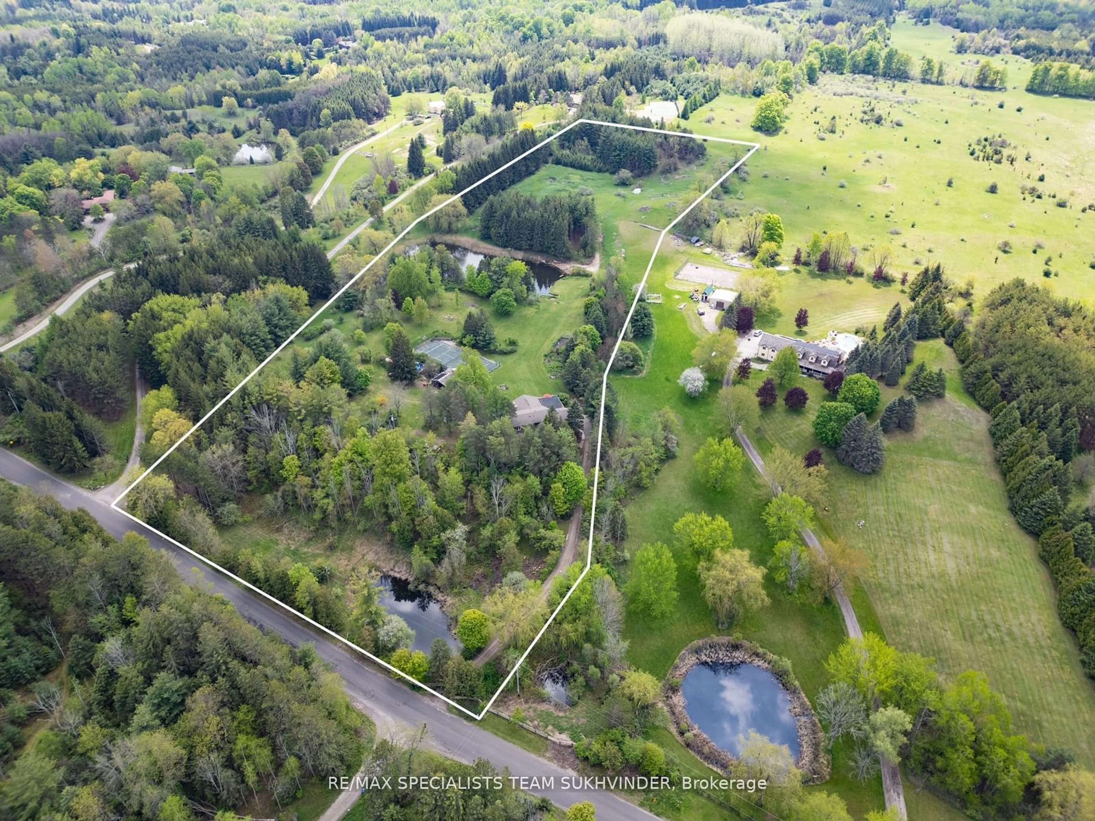 Fenced yard for 17296 Humber Station Rd, Caledon Ontario L7E 0Z2