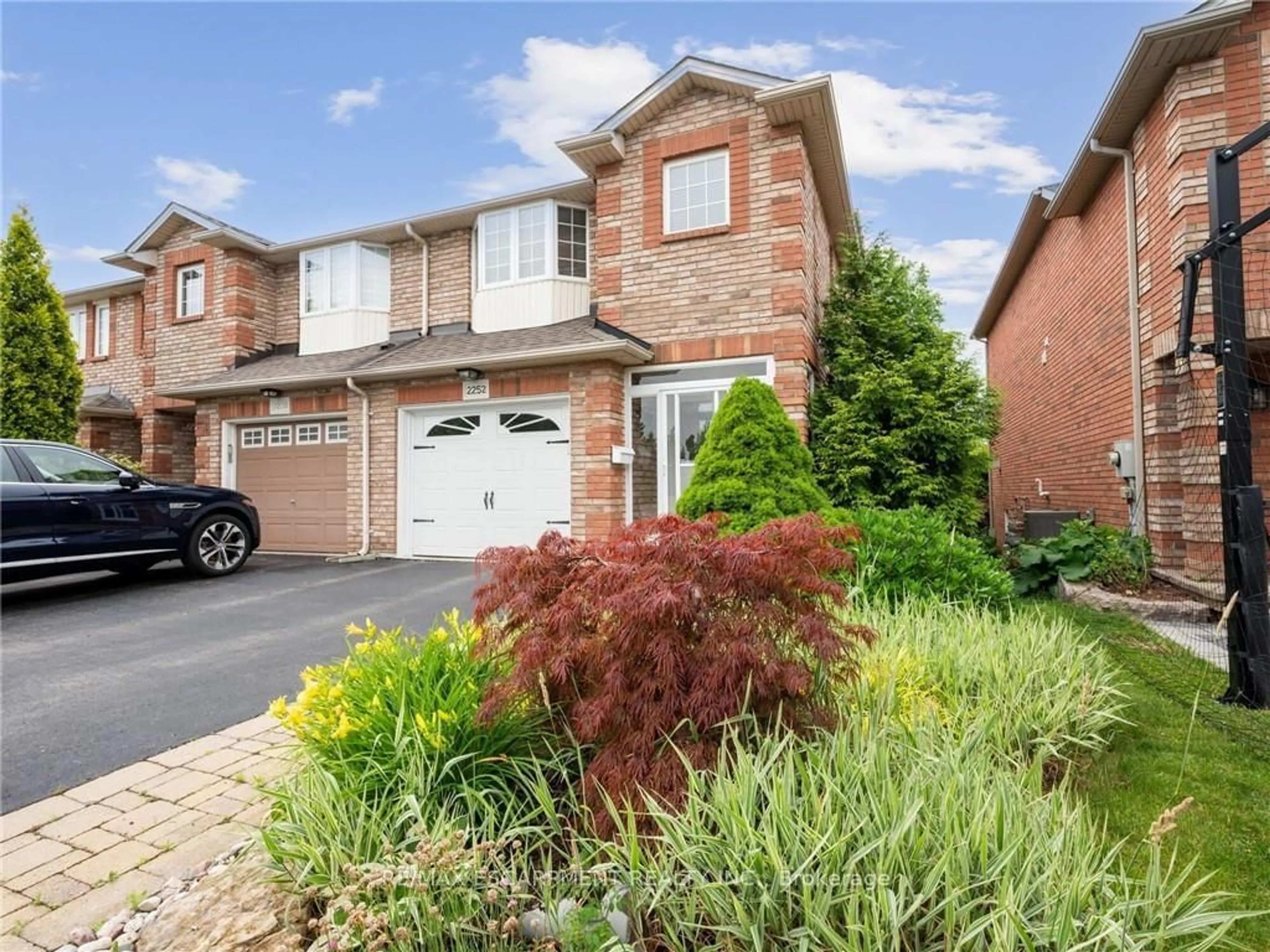 A pic from exterior of the house or condo for 2252 Fairbairn Crt, Oakville Ontario L6M 4R2