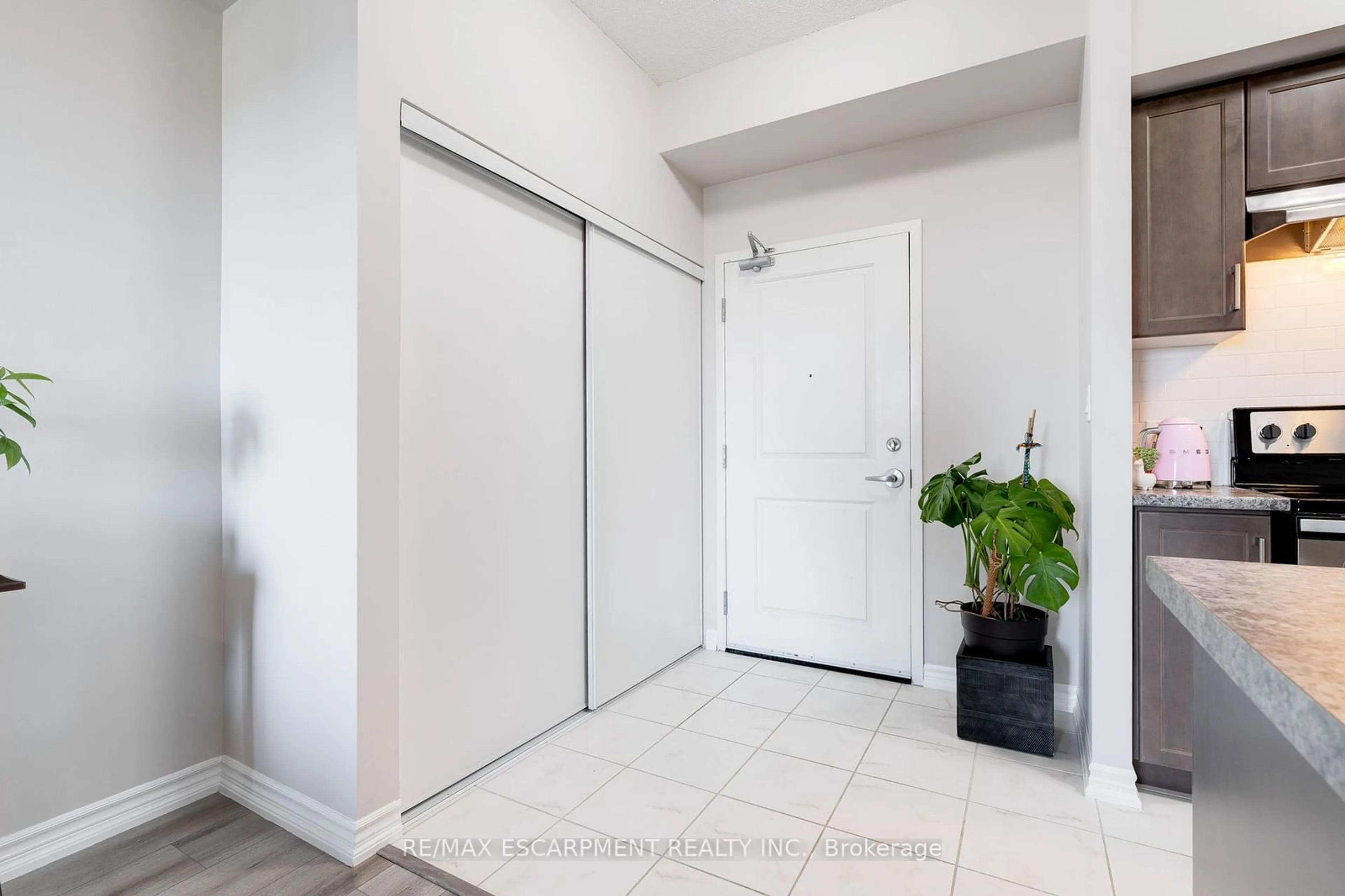 Indoor entryway for 640 Sauve St #413, Milton Ontario L9T 9A7