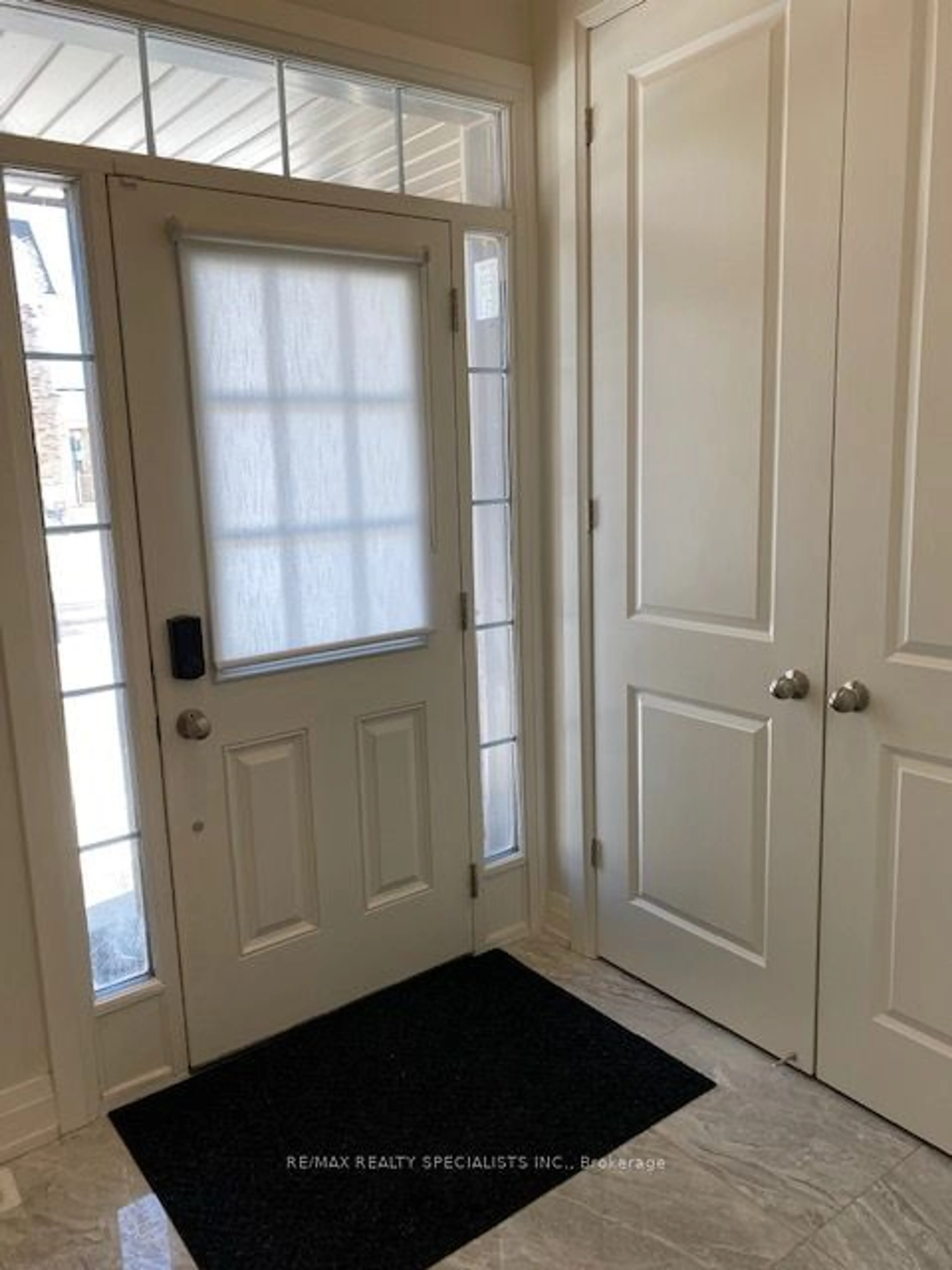 Indoor entryway for 453 Izumi Gate, Milton Ontario L9T 2X5