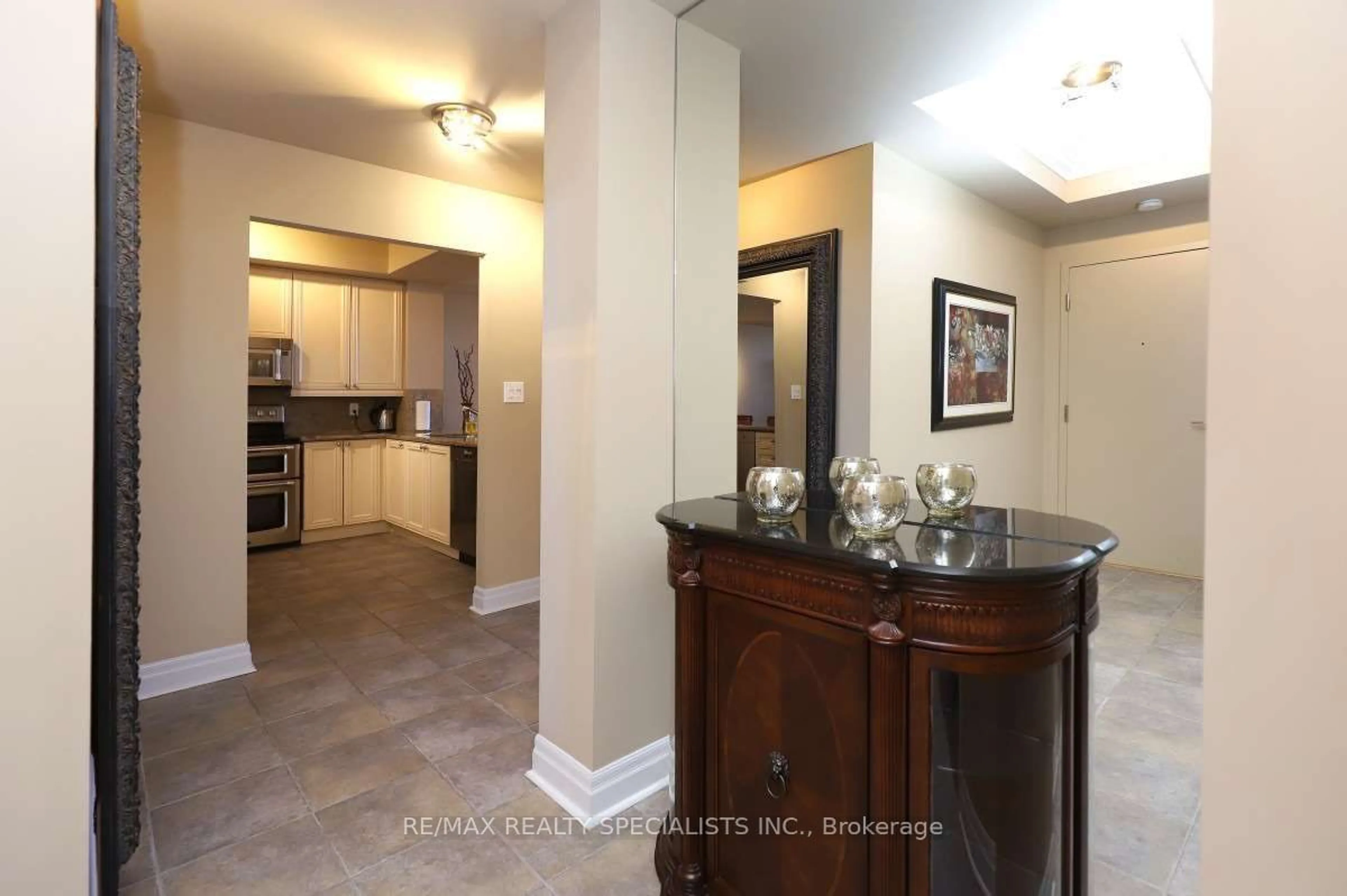 Indoor foyer for 80 Port St #508, Mississauga Ontario L5G 1M5