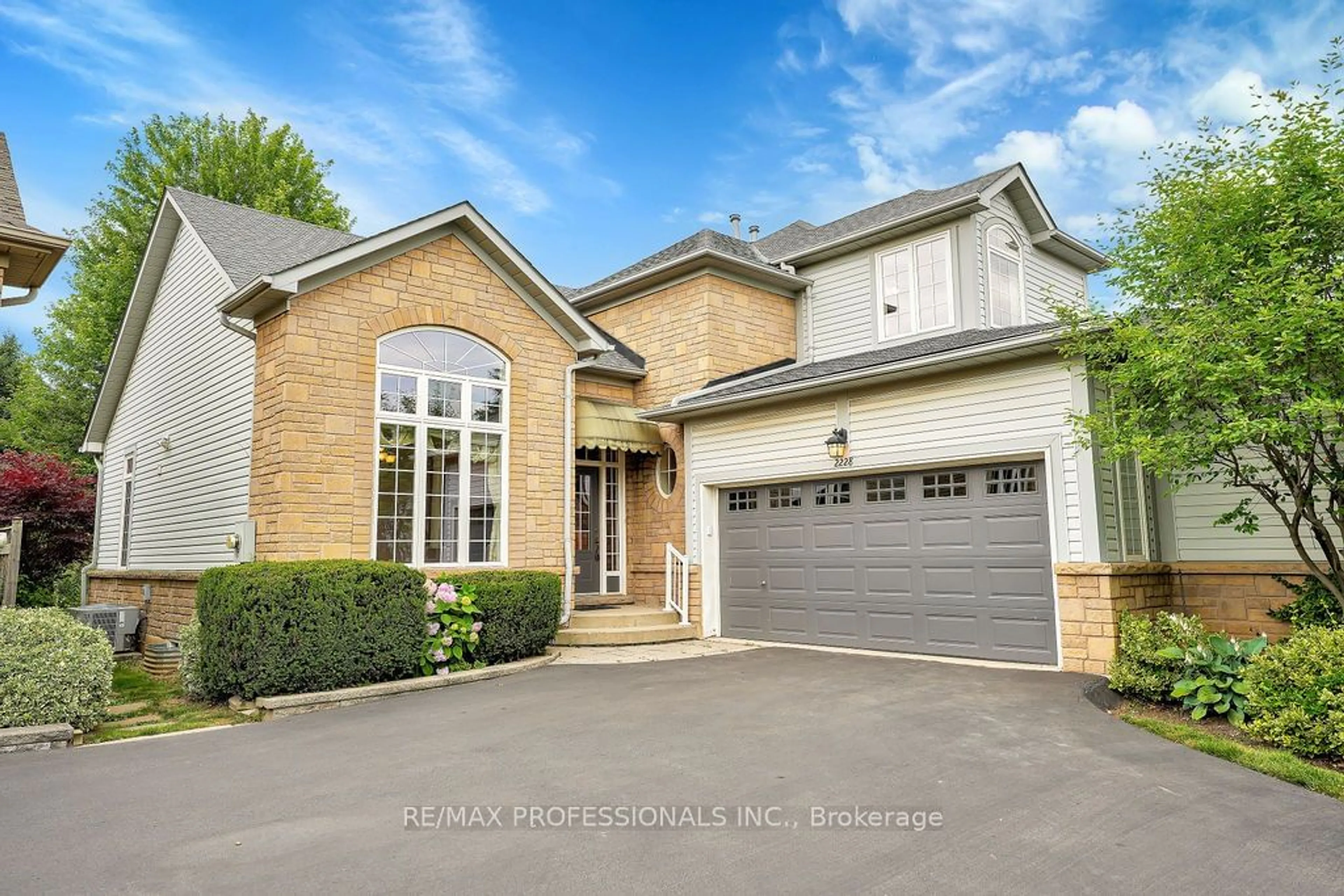 Frontside or backside of a home for 2228 Turnberry Rd #5, Burlington Ontario L7M 4P9