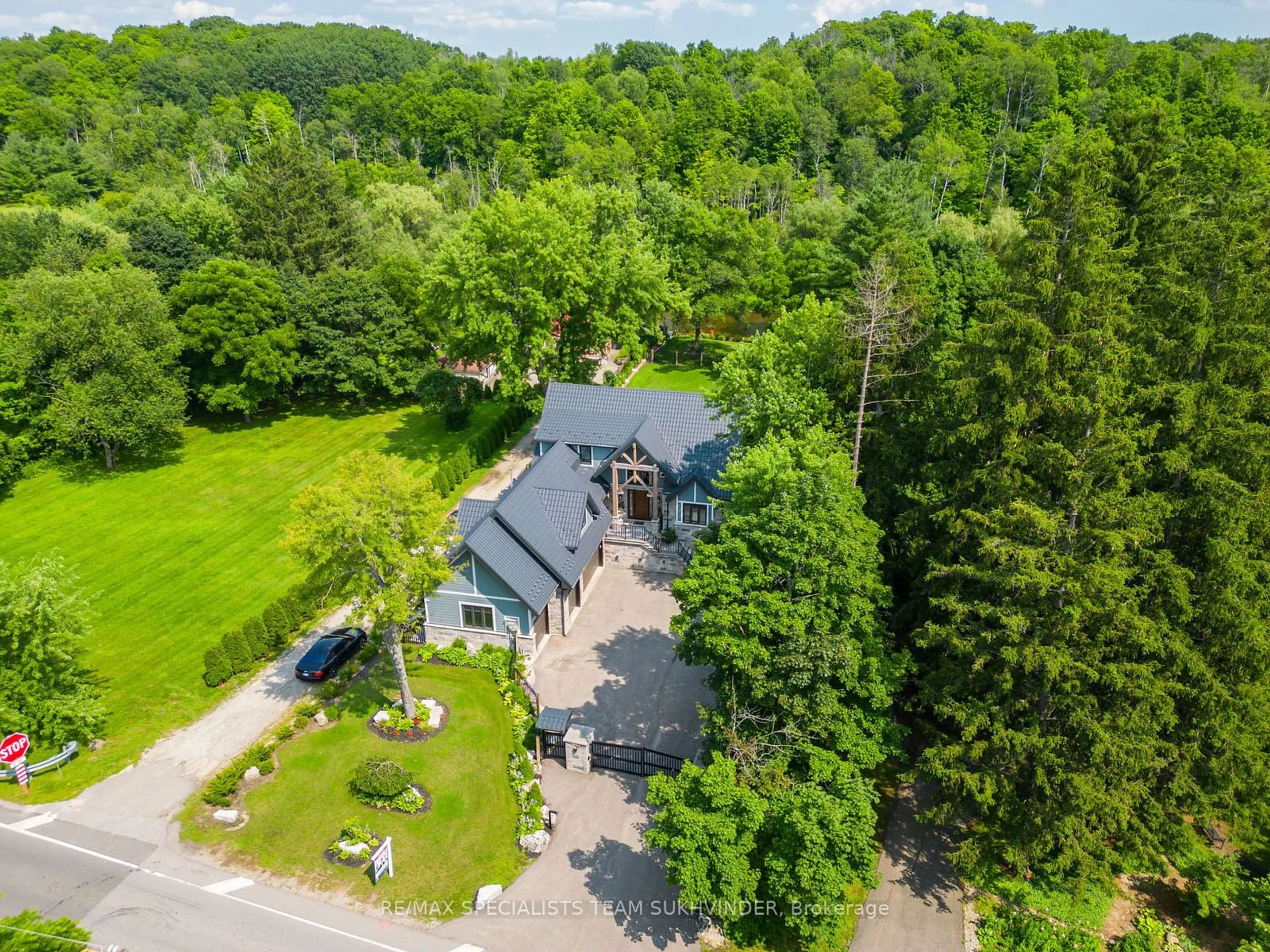 Frontside or backside of a home for 131 King St, Caledon Ontario L7C 1P2