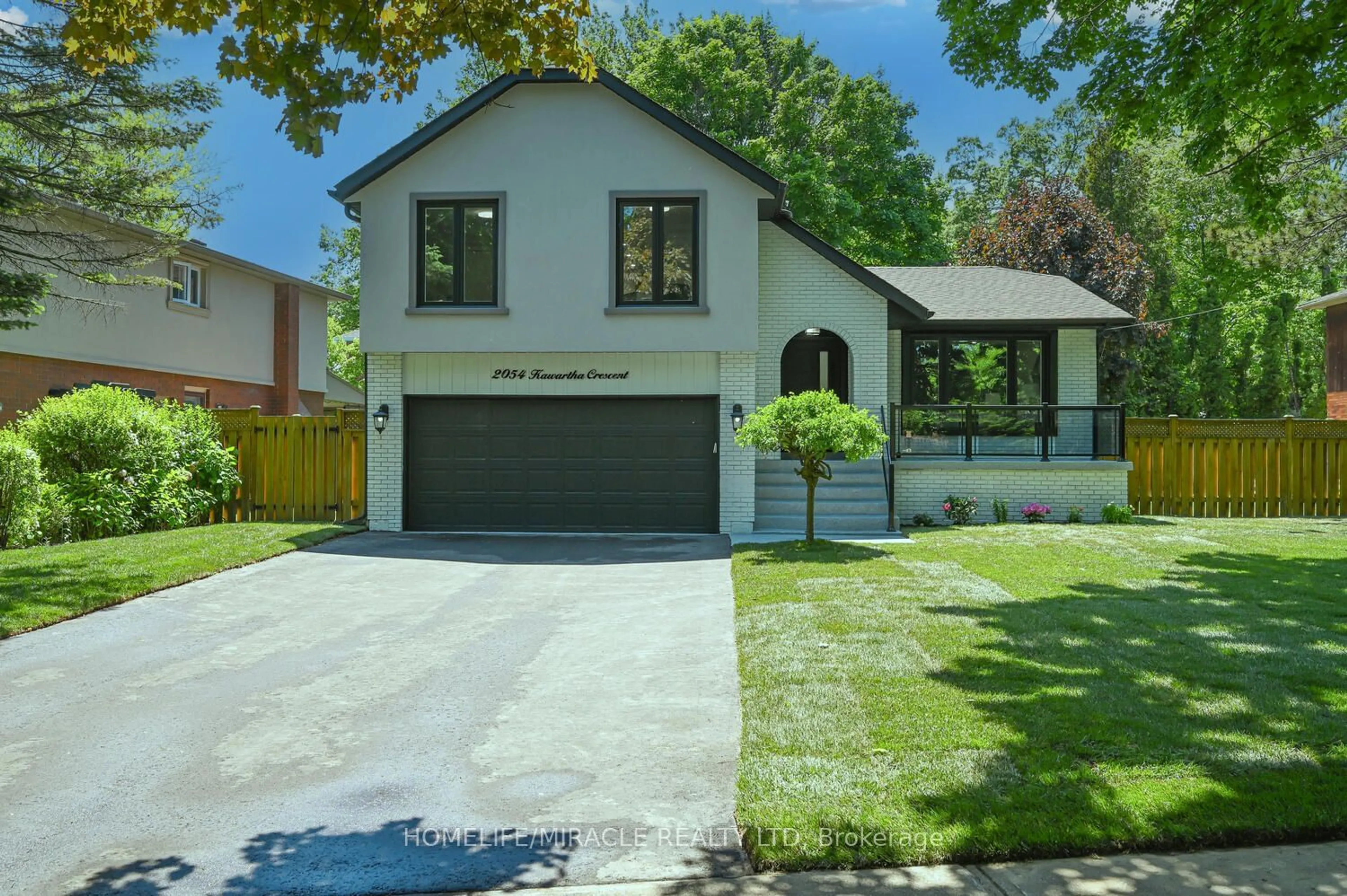 Frontside or backside of a home for 2054 Kawartha Cres, Mississauga Ontario L5H 3P9