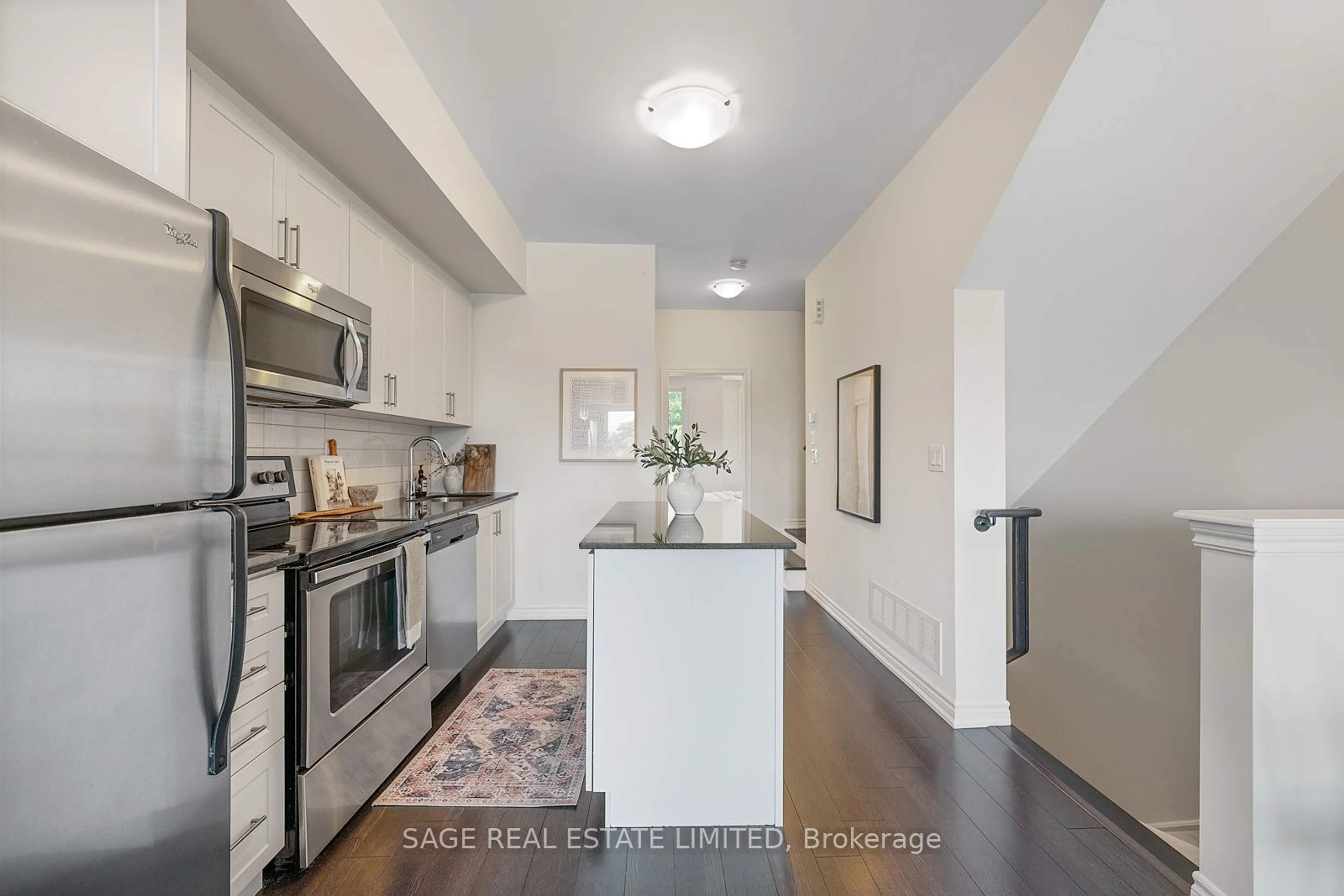 Standard kitchen for 102 Caledonia Park Rd #3, Toronto Ontario M6H 0B1