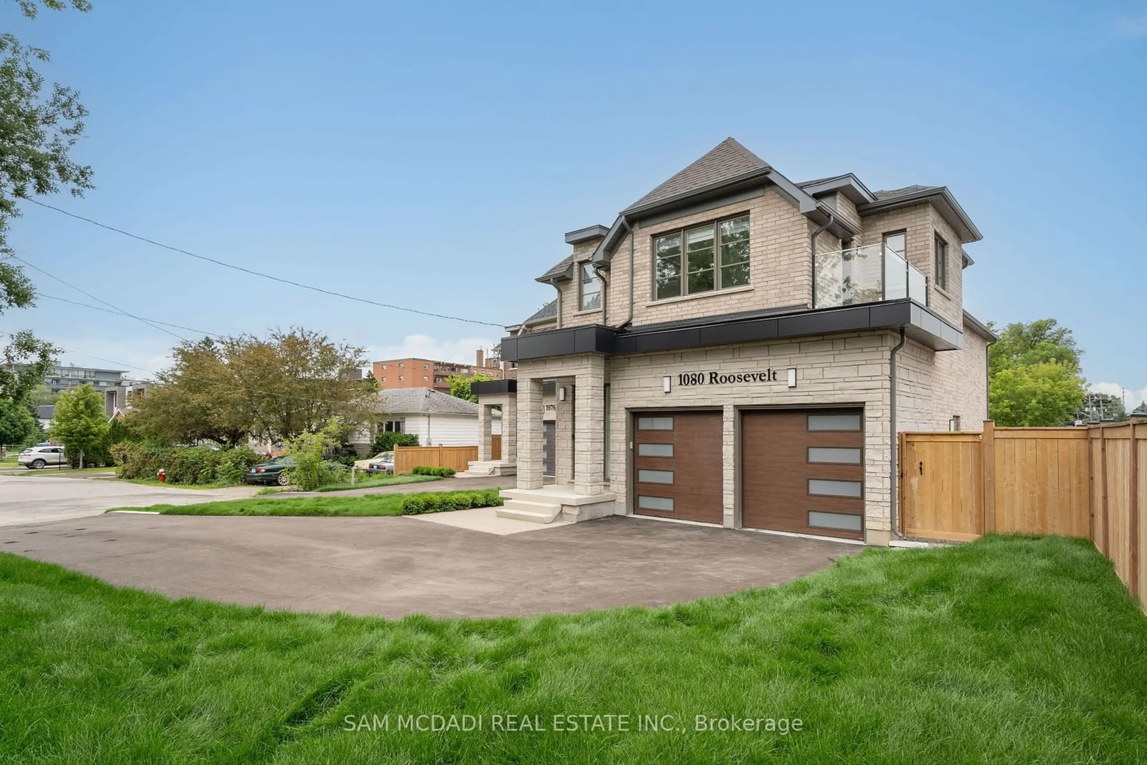 Frontside or backside of a home for 1080 Roosevelt Rd, Mississauga Ontario L5G 3Y8