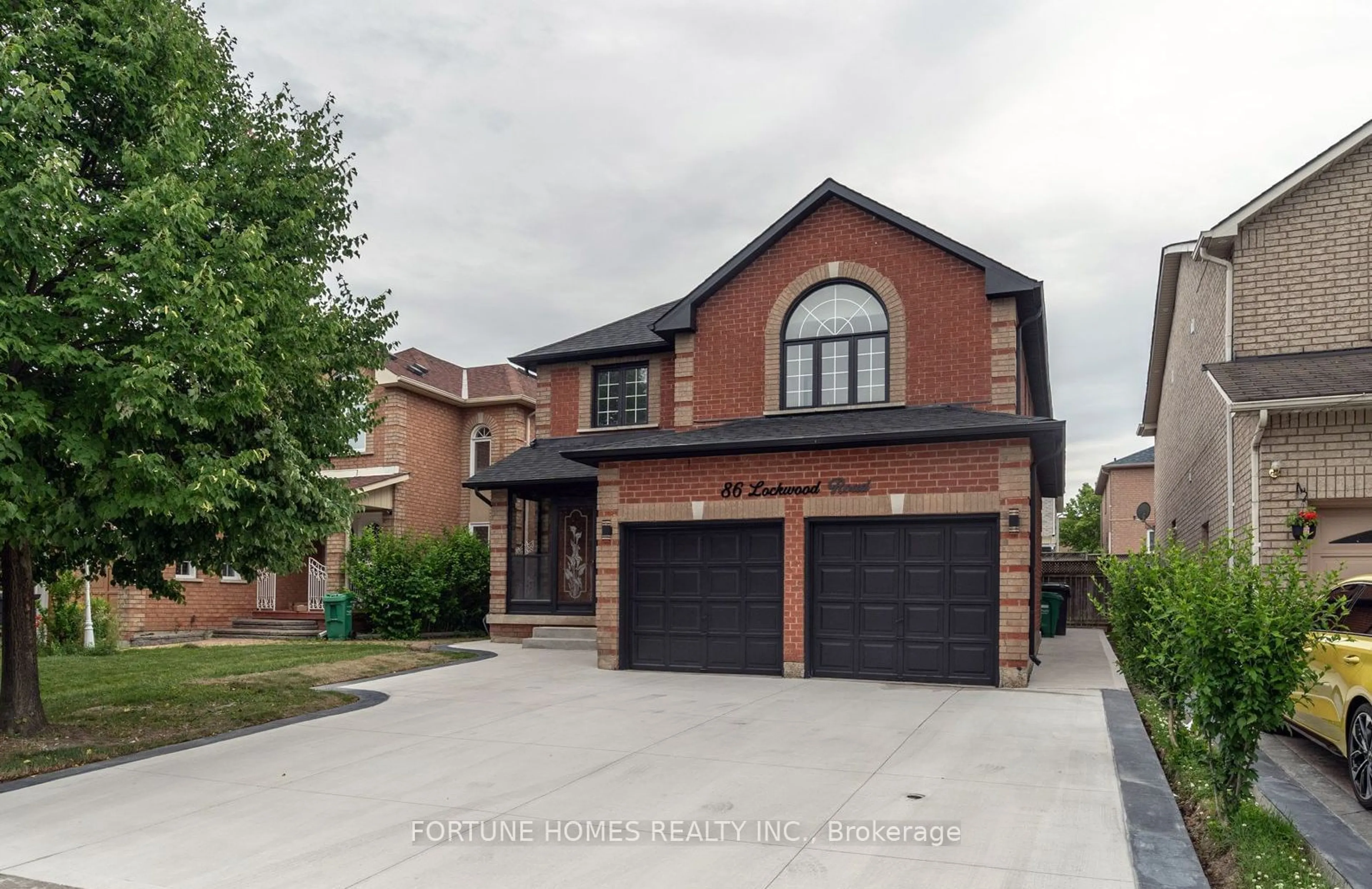 Home with brick exterior material for 86 Lockwood Rd, Brampton Ontario L6Y 5E7