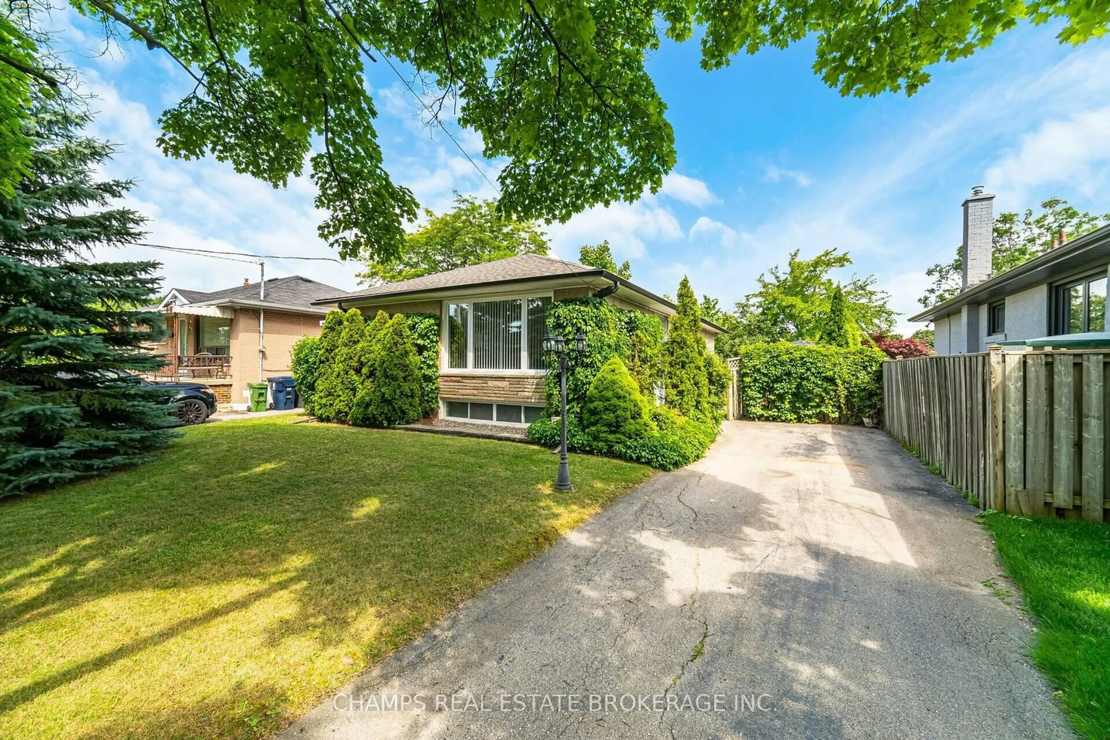 Frontside or backside of a home for 44 Paragon Rd, Toronto Ontario M9R 1J8