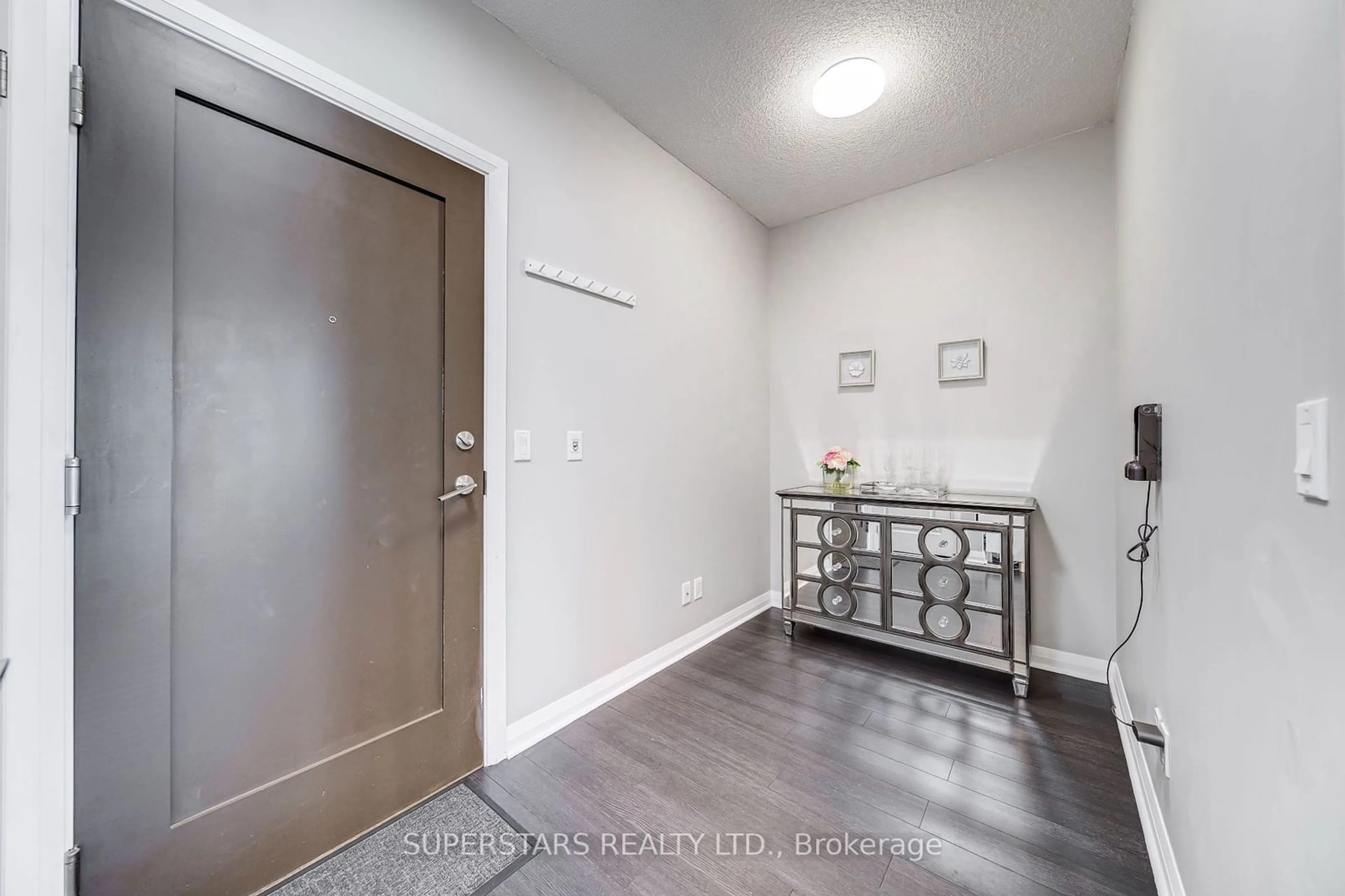Indoor entryway for 55 Eglinton Ave #1508, Mississauga Ontario L5R 0E4