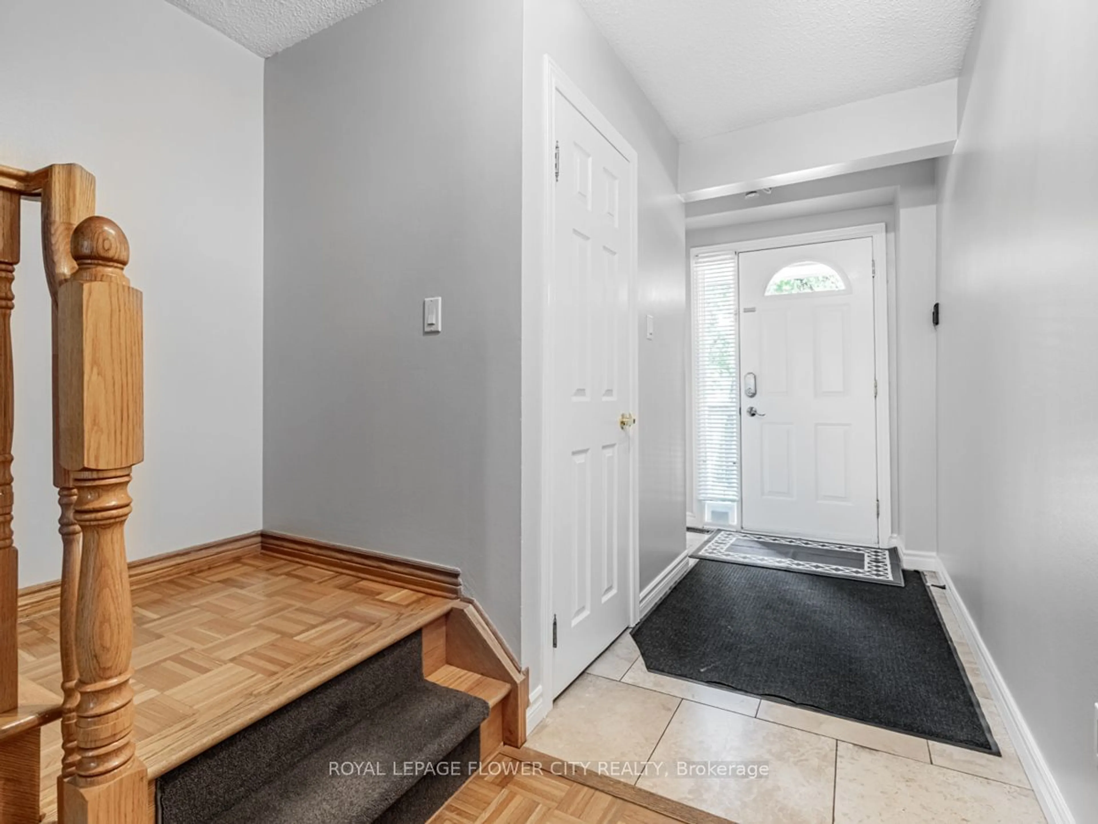 Indoor entryway for 750 Burnhamthorpe Rd #31, Mississauga Ontario L4Y 2X3