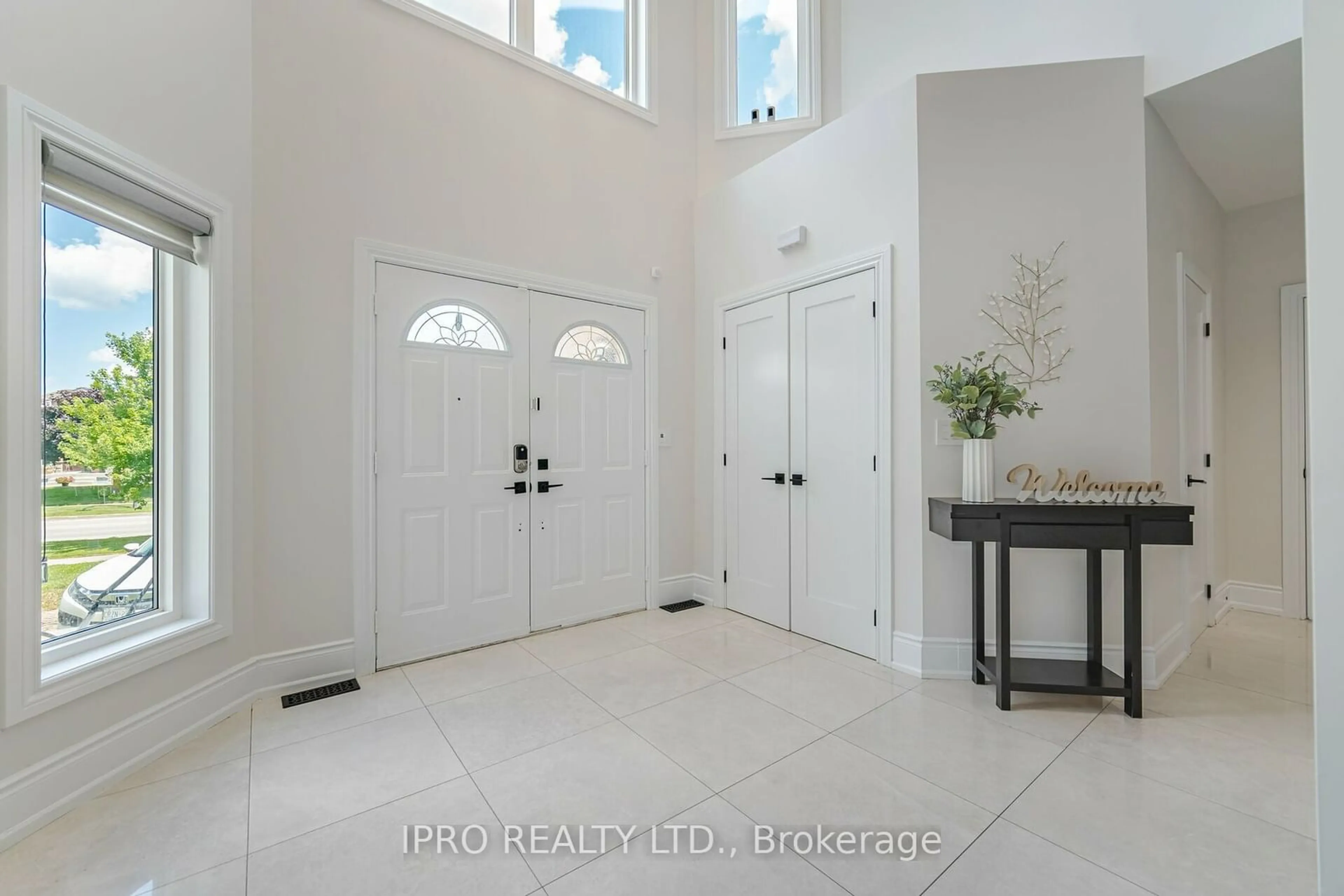 Indoor entryway for 176 Landsbridge St, Caledon Ontario L7E 2A9