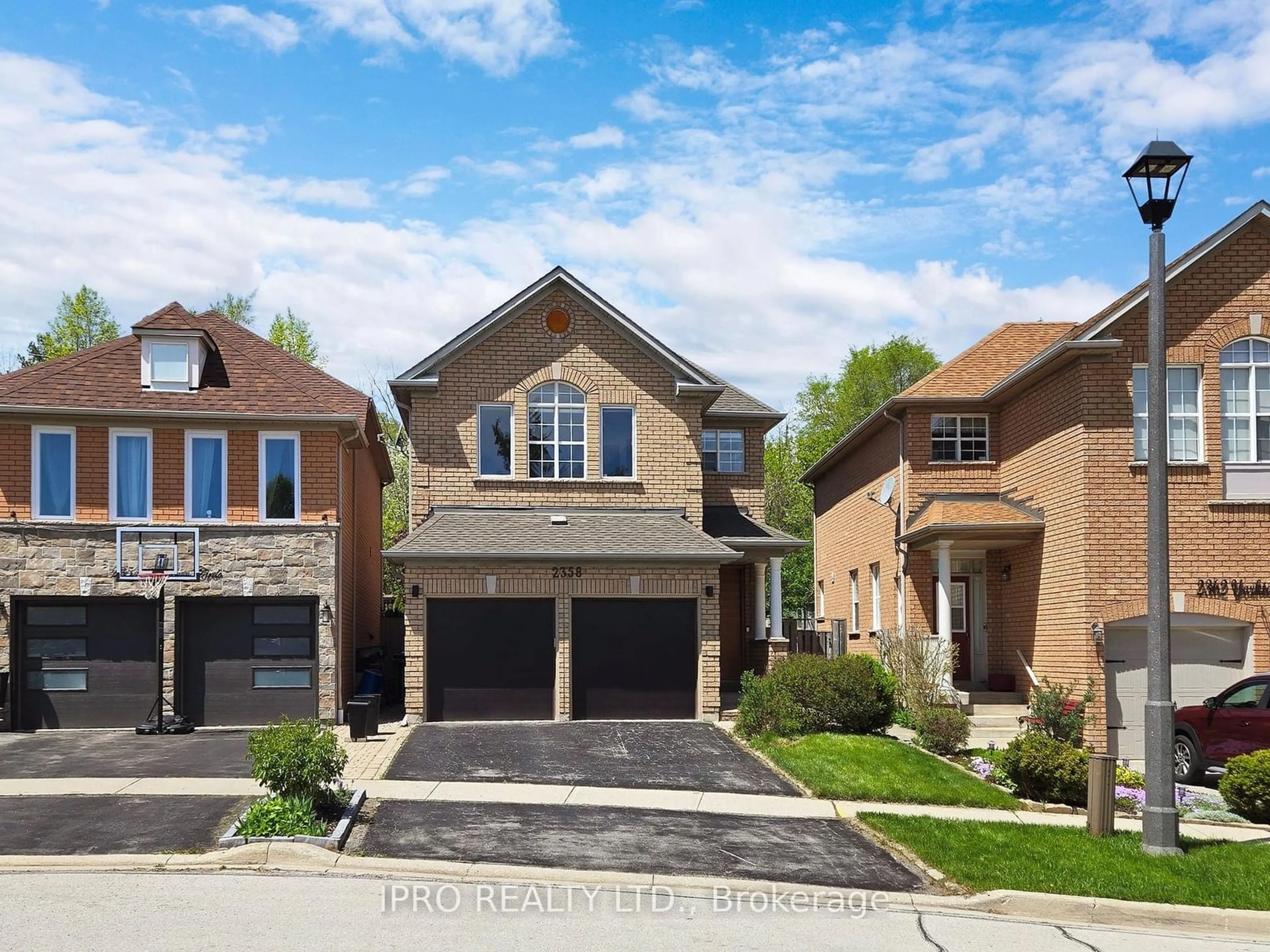 Frontside or backside of a home for 2358 Yorktown Circ, Mississauga Ontario L5M 5Y2