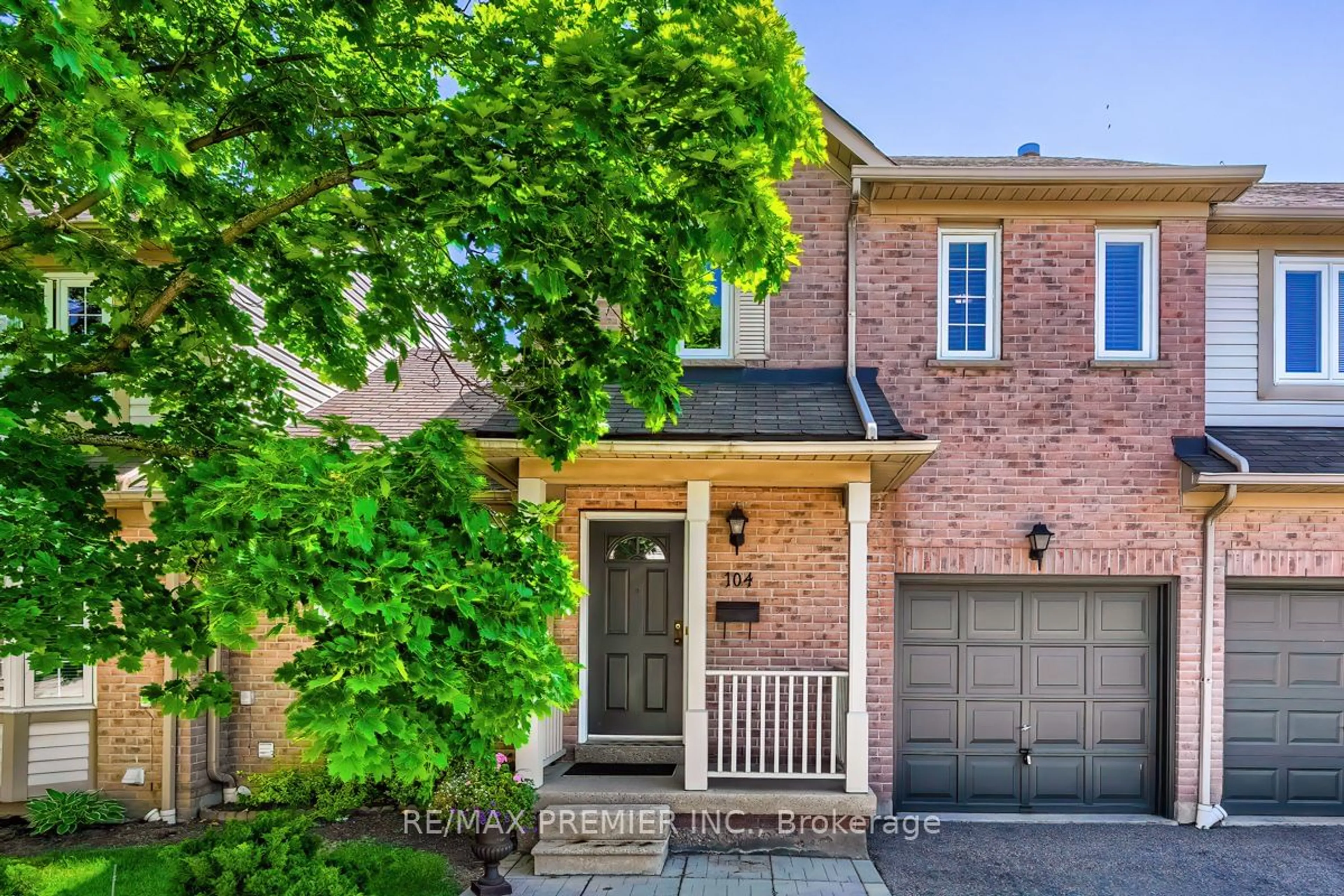 Home with brick exterior material for 5910 Greensboro Dr #104, Mississauga Ontario L5M 5Z6