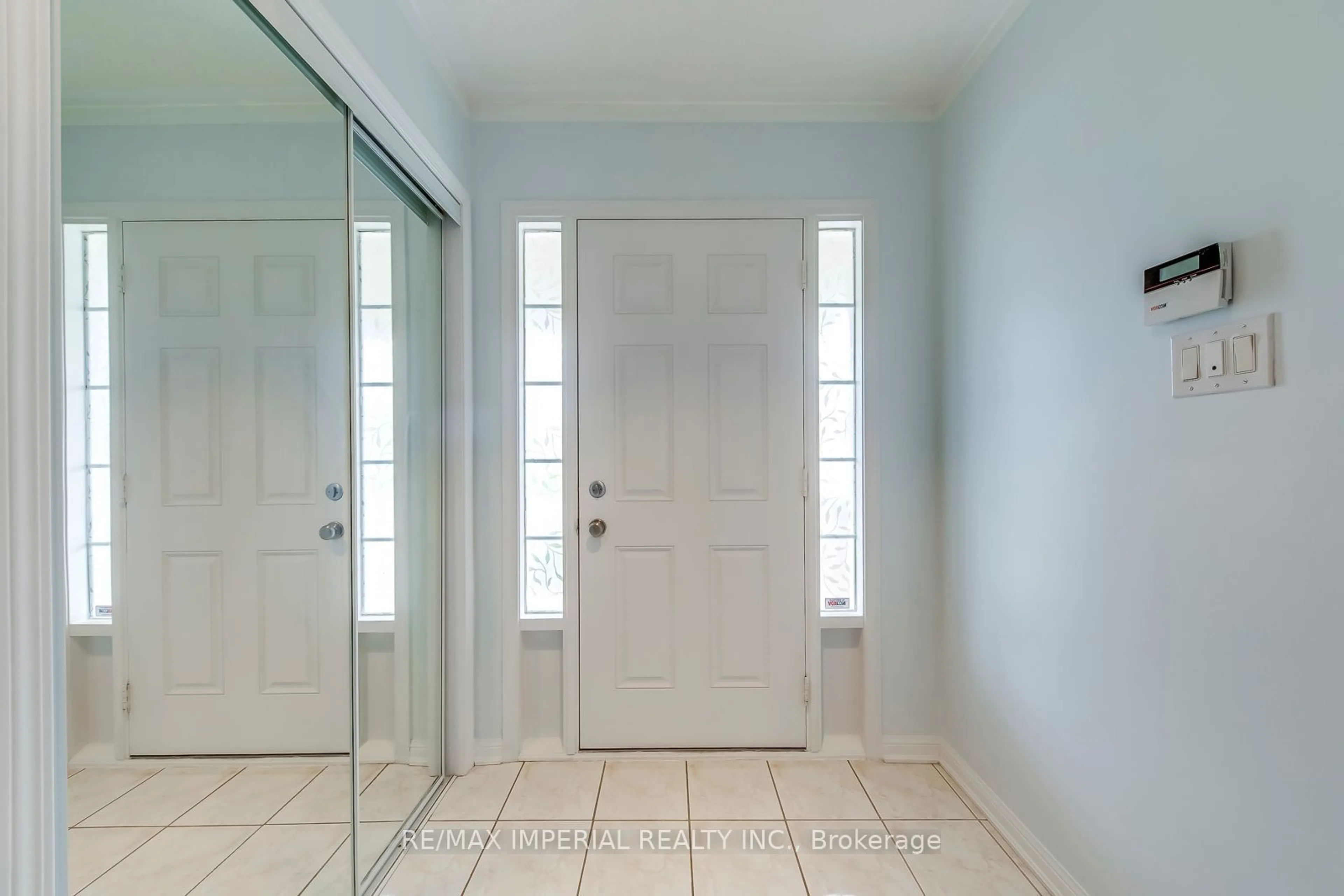 Indoor entryway for 806 Shortreed Cres, Milton Ontario L9T 0E9