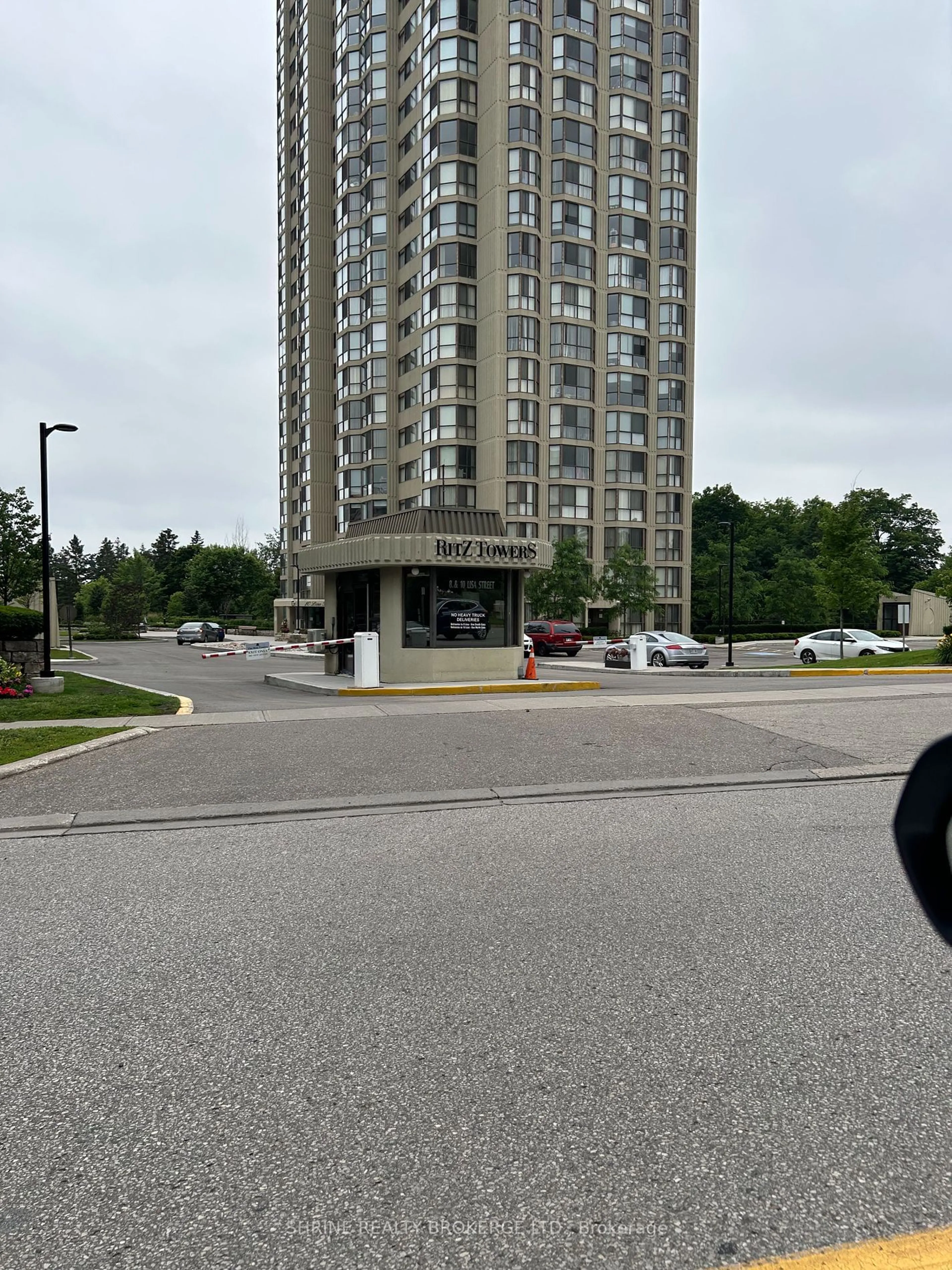 A pic from exterior of the house or condo for 8 Lisa St #807, Brampton Ontario L6T 4S6