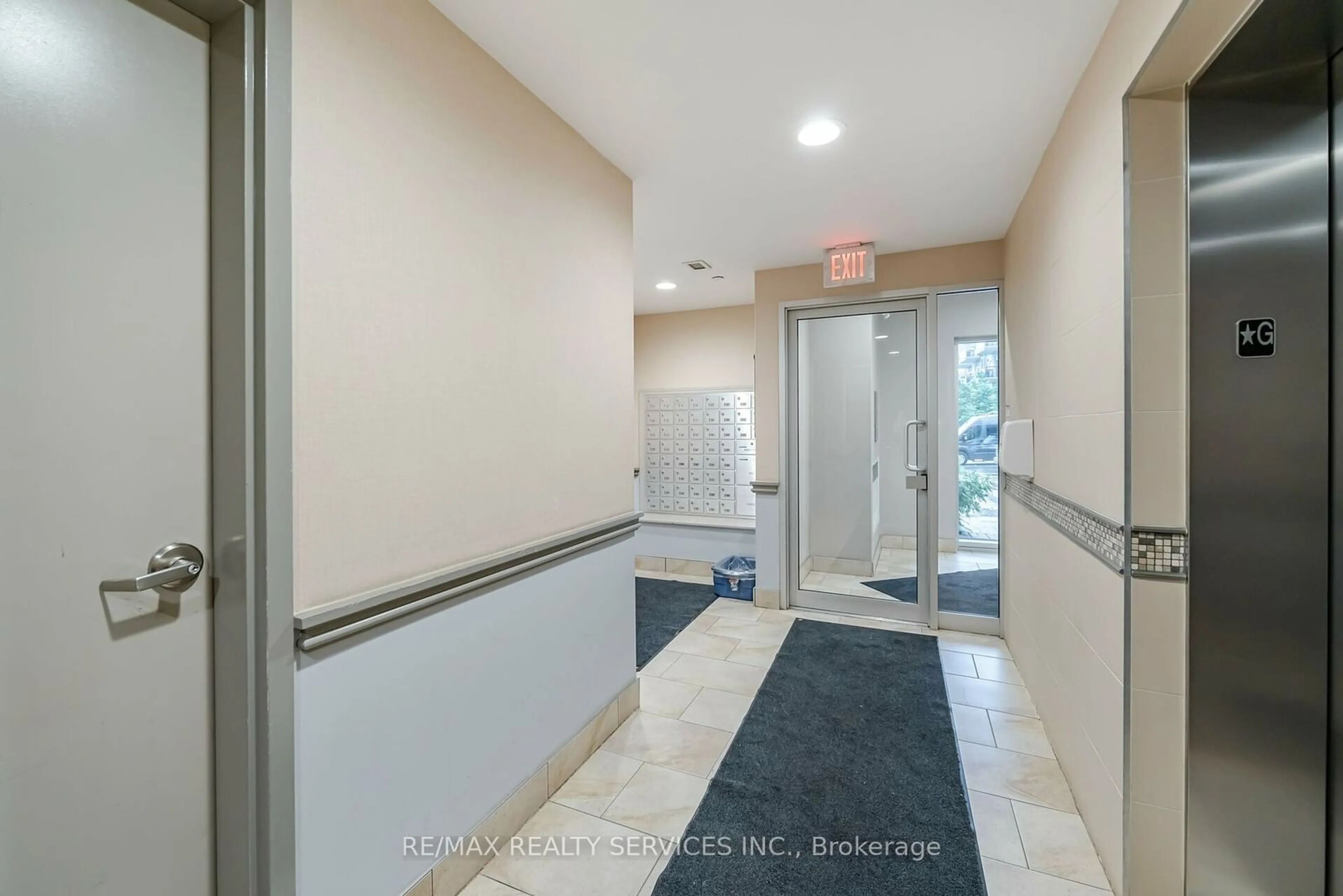 Indoor foyer for 5705 Long Valley Rd #303, Mississauga Ontario L5M 0M3