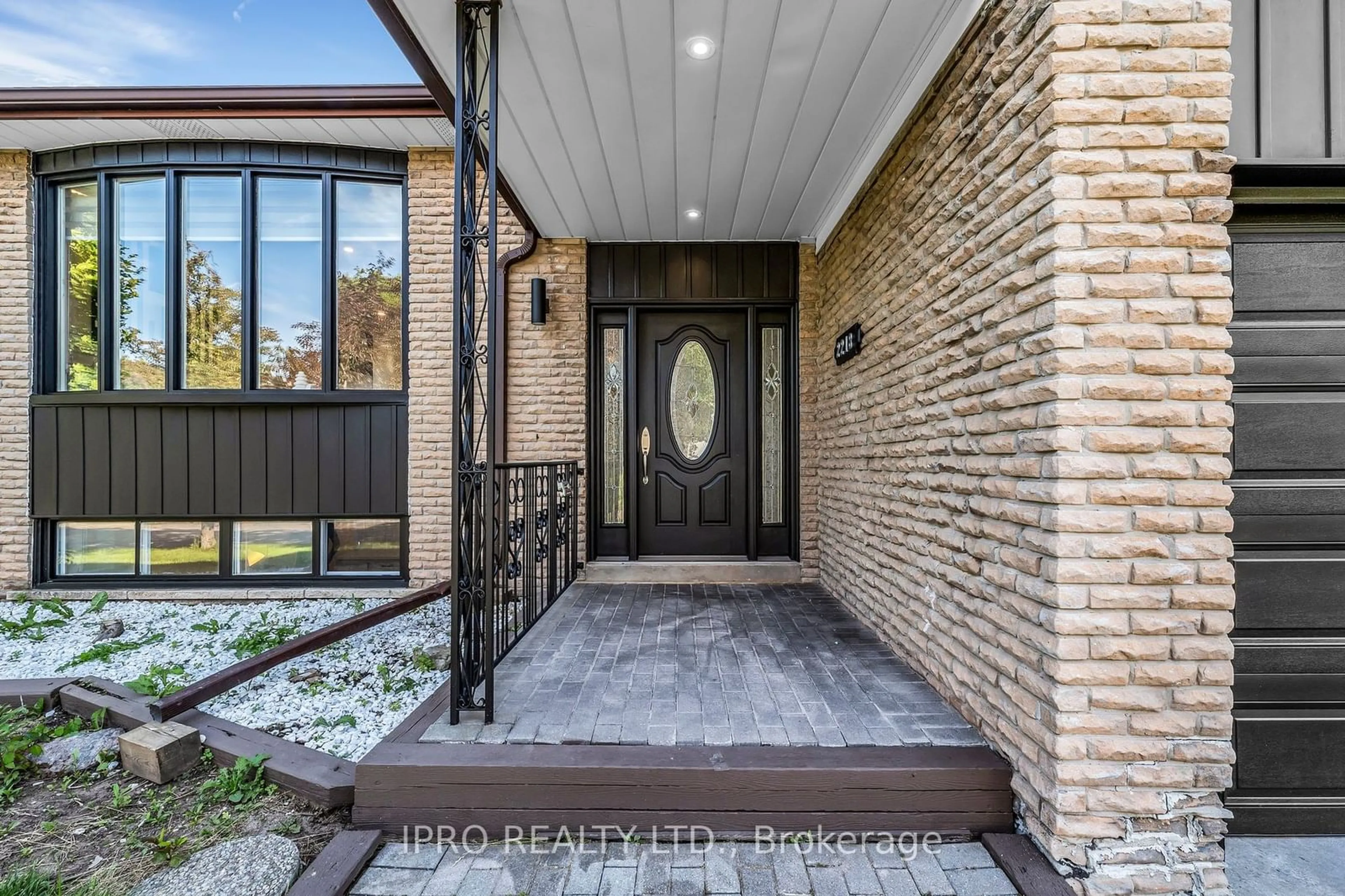 Indoor entryway for 2218 Wyandotte Dr, Oakville Ontario L6L 2T5