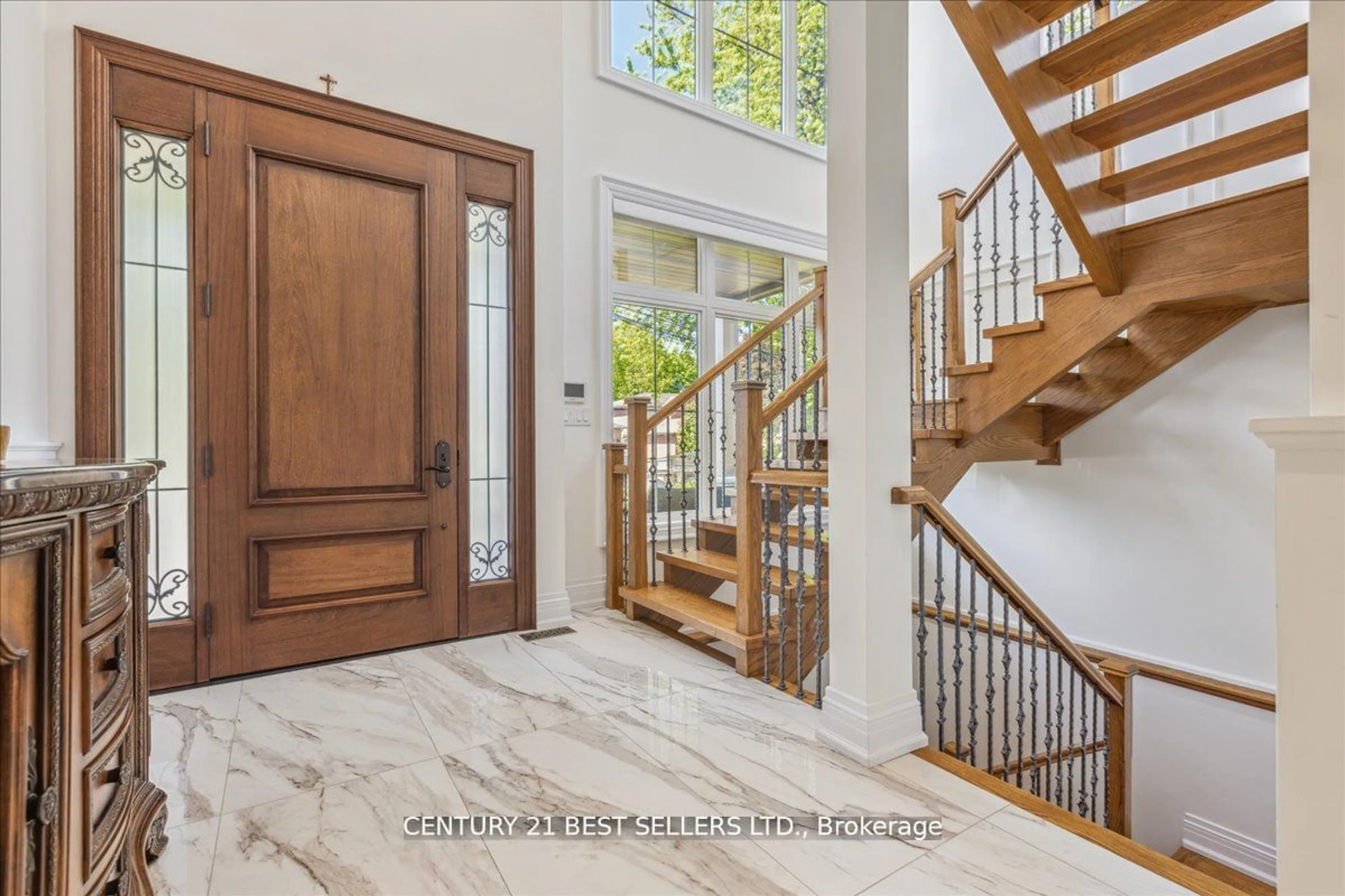 Indoor entryway for 41 Cudmore Rd, Oakville Ontario L6L 2Y4