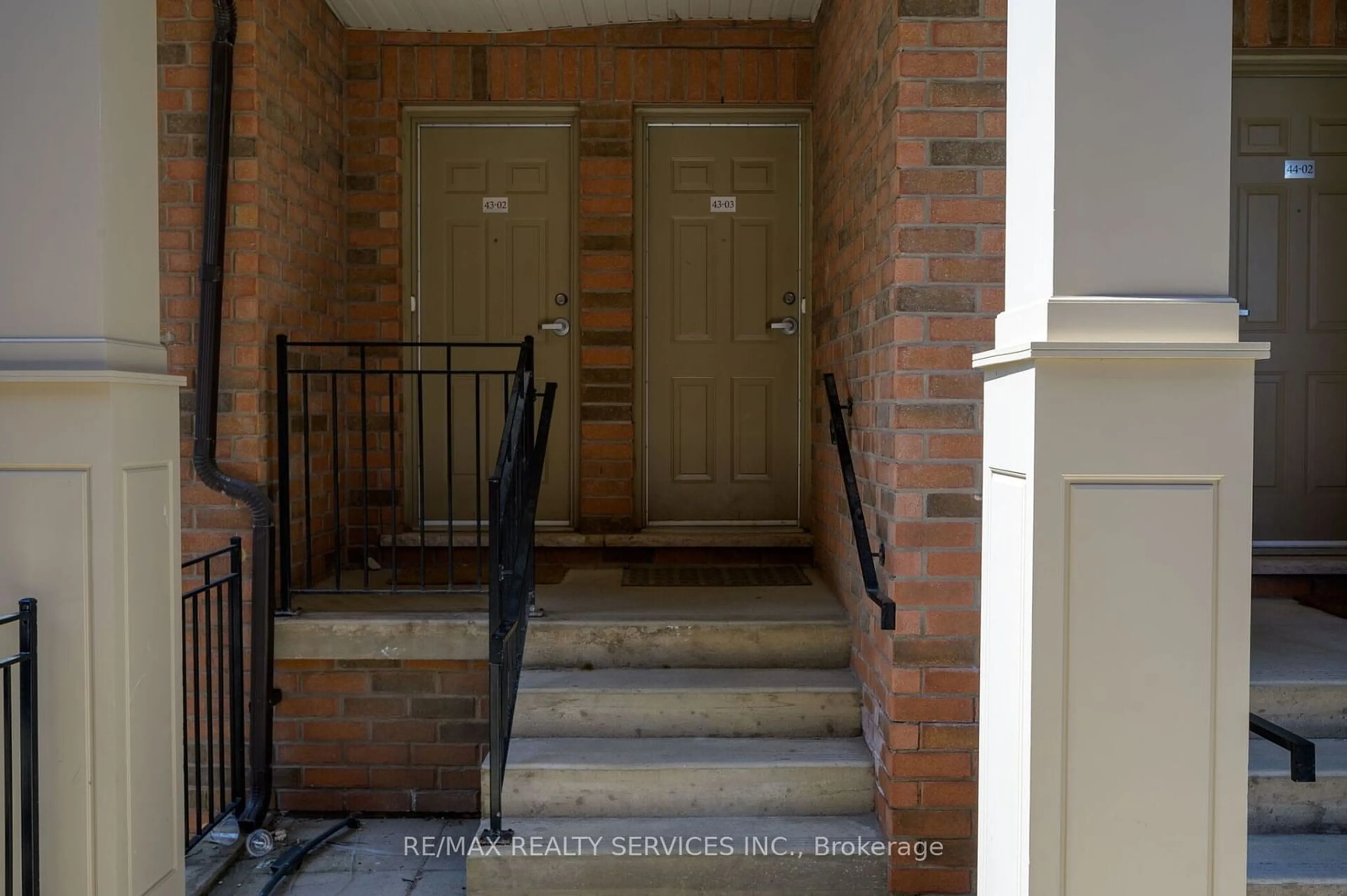 Indoor entryway for 2420 Baronwood Dr #4303, Oakville Ontario L6M 0X6