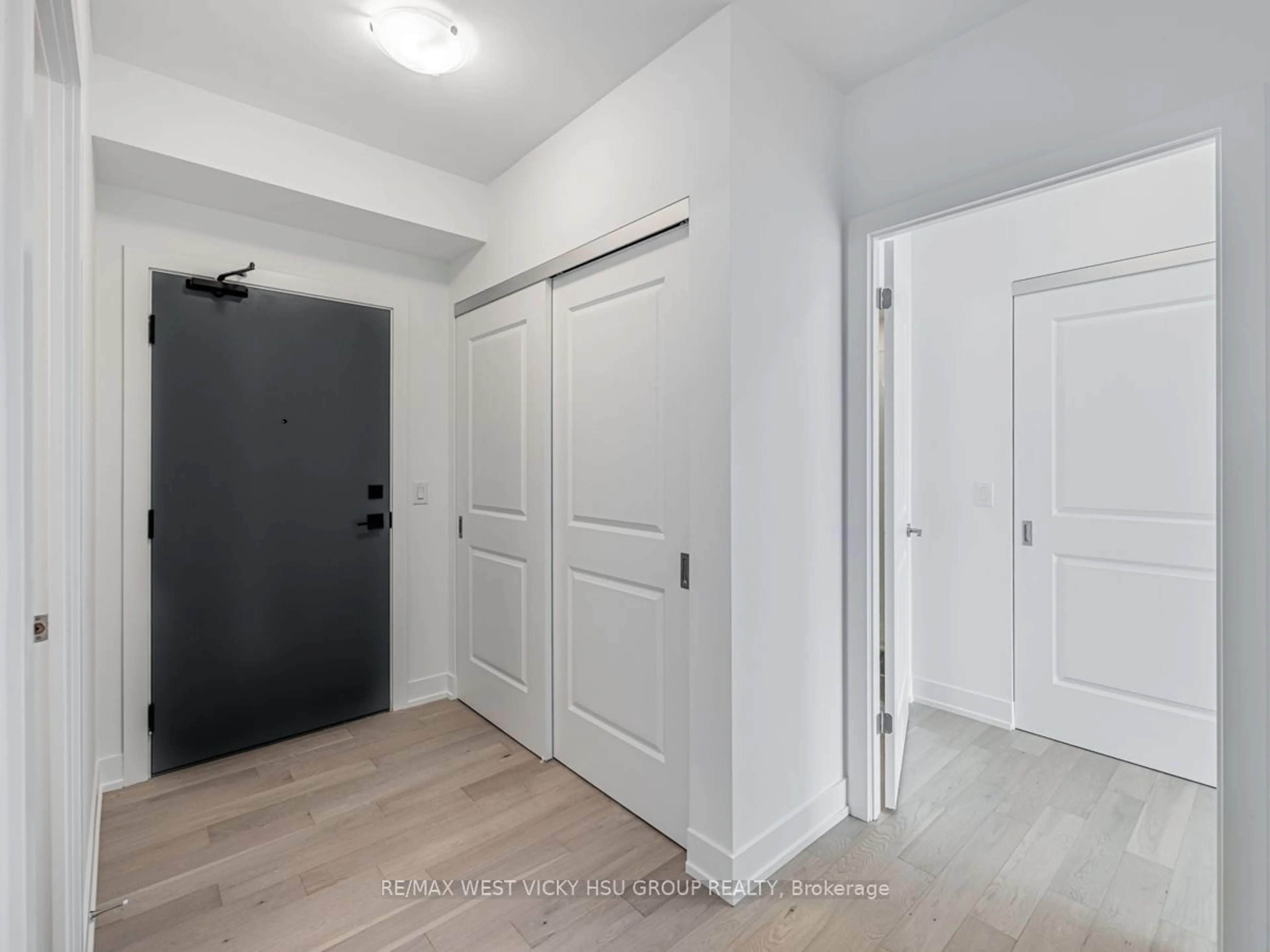 Indoor entryway for 1063 Douglas McCurdy Comm Circ #1106, Mississauga Ontario L5G 0C5