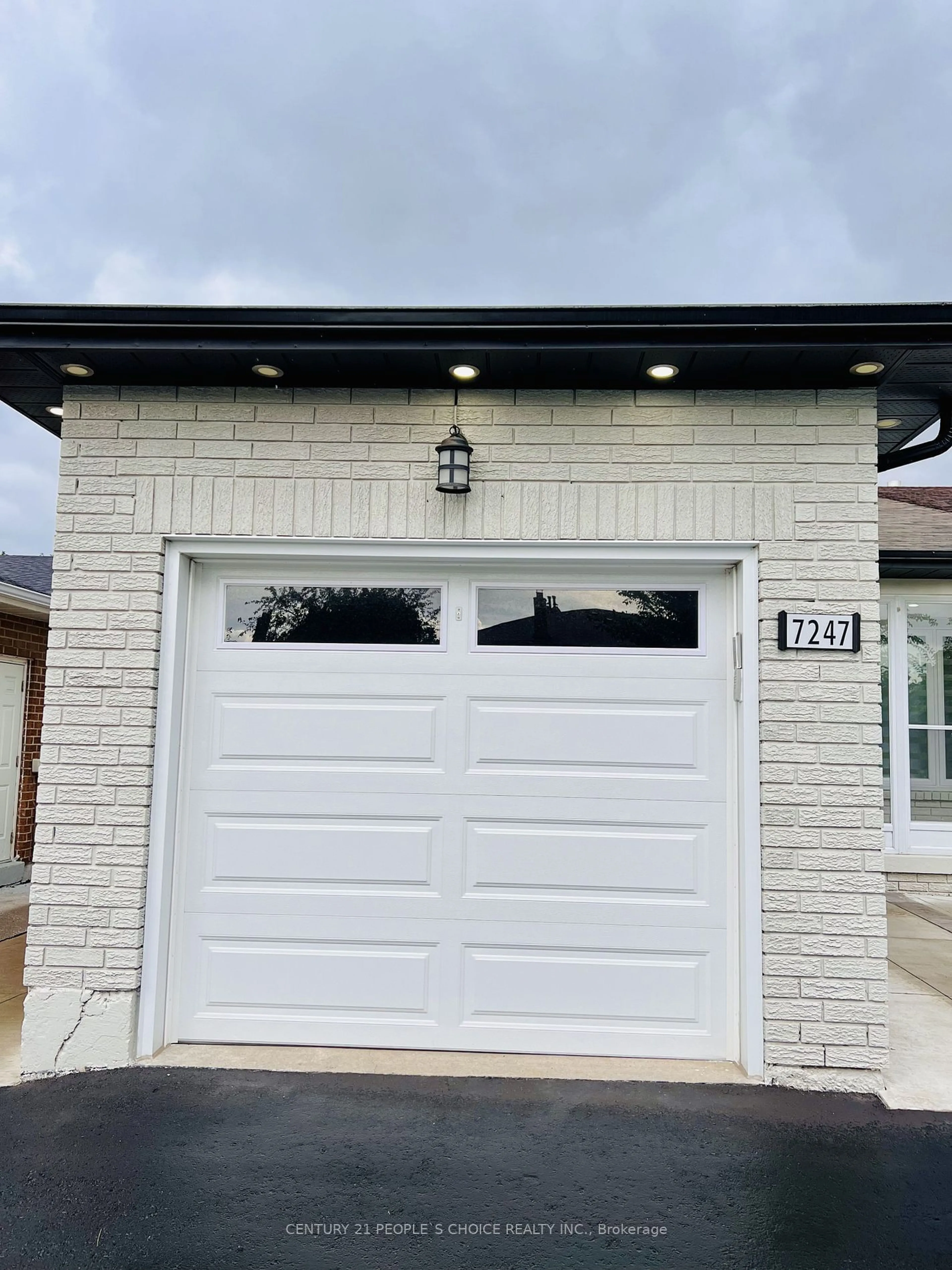 Indoor garage for 7247 Sigsbee Dr, Mississauga Ontario L4T 3L6