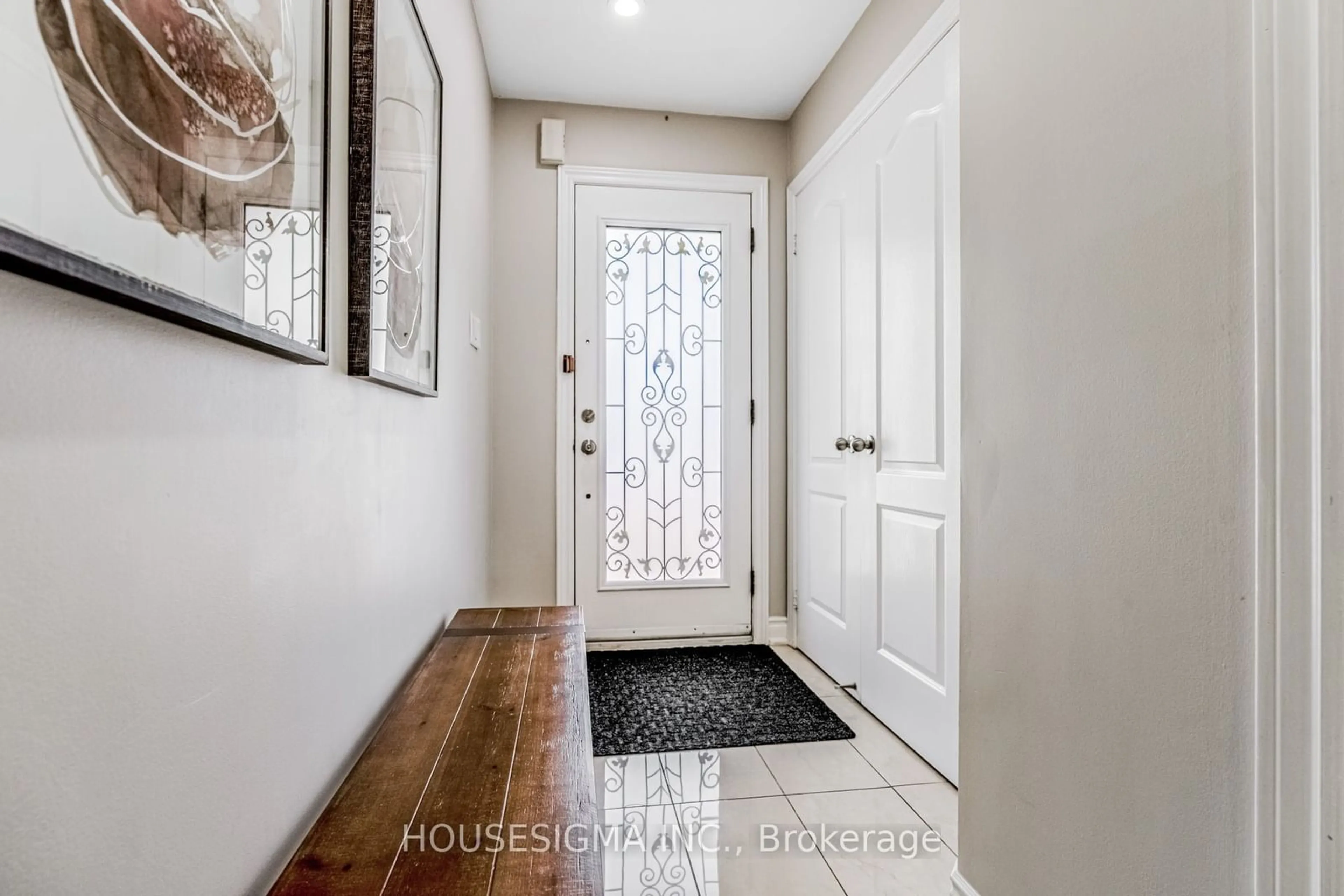 Indoor entryway for 1034 Windbrook Grve, Mississauga Ontario L5V 2N7