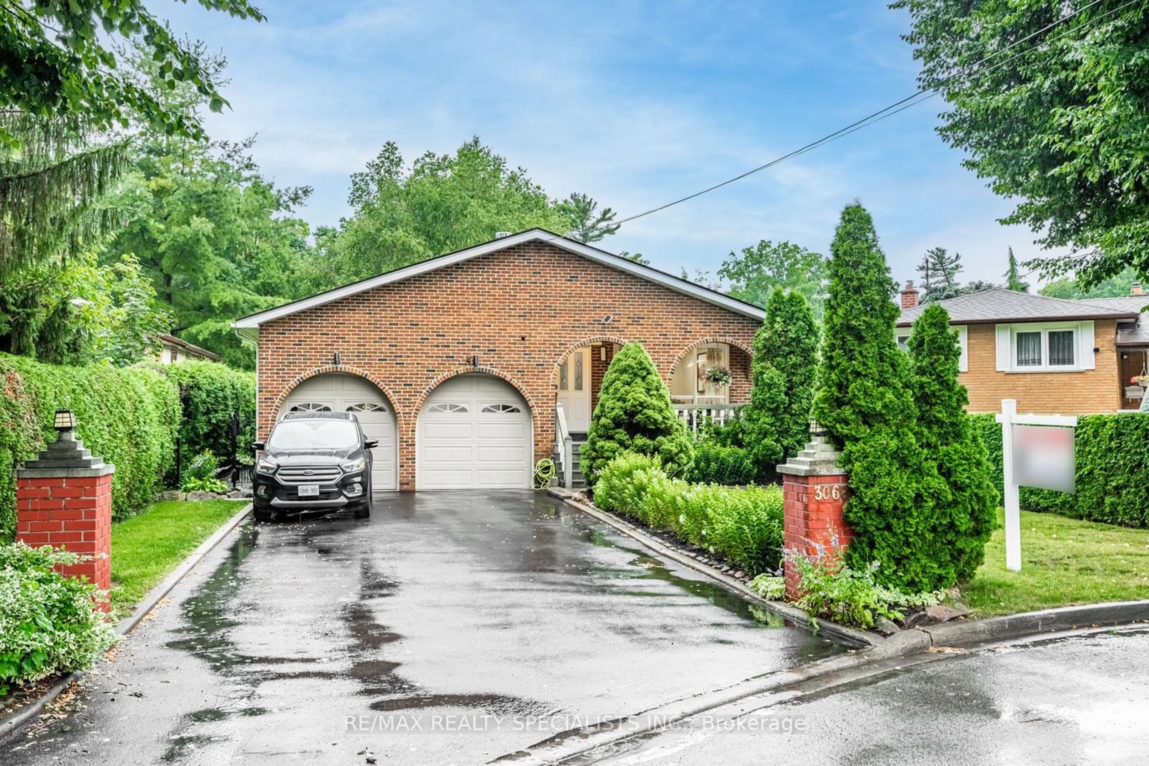 Indoor garage for 3068 FRANZE Dr, Mississauga Ontario L5A 2R7