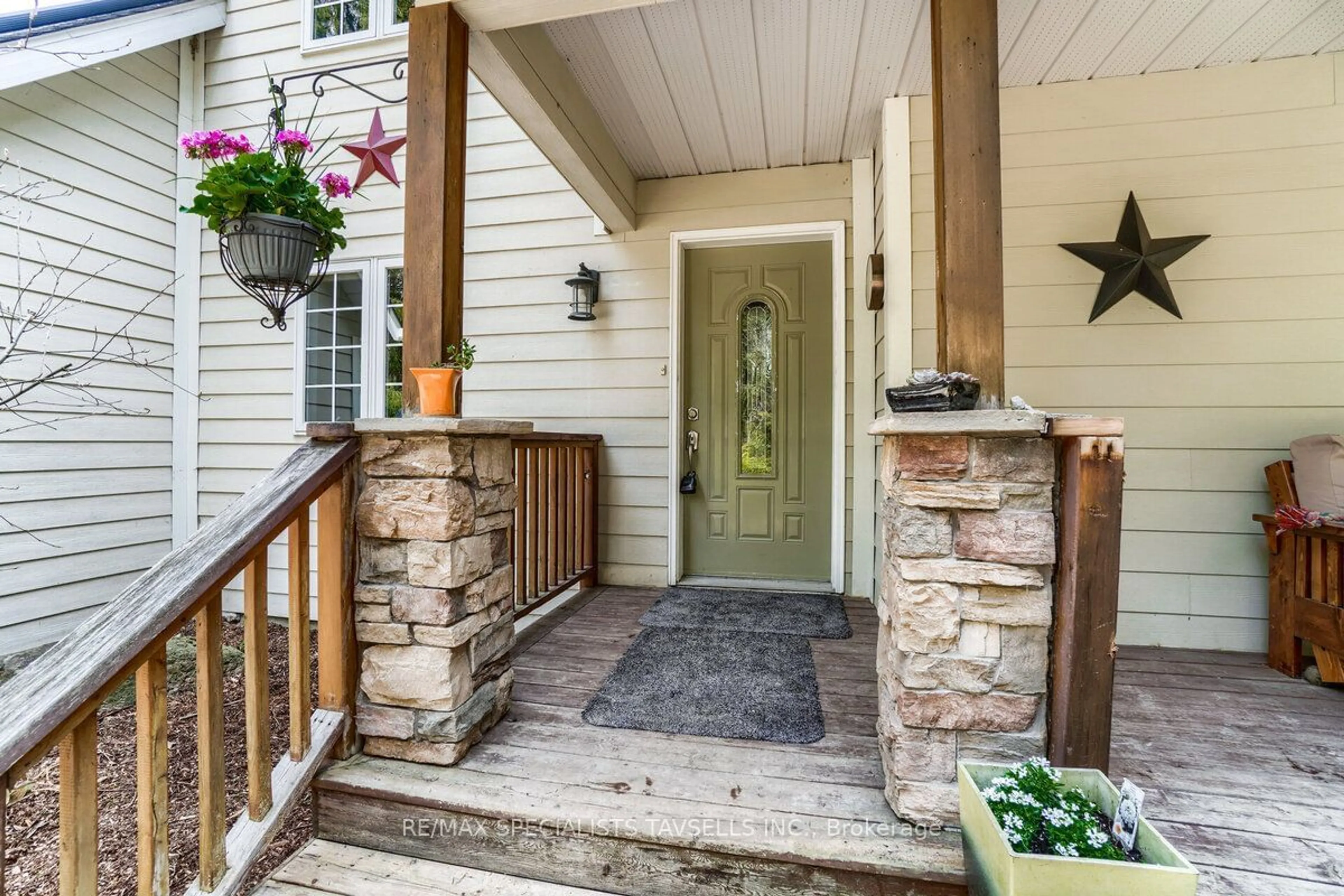 Indoor entryway for 5593 Escarpment Sdrd, Caledon Ontario L7C 0A9