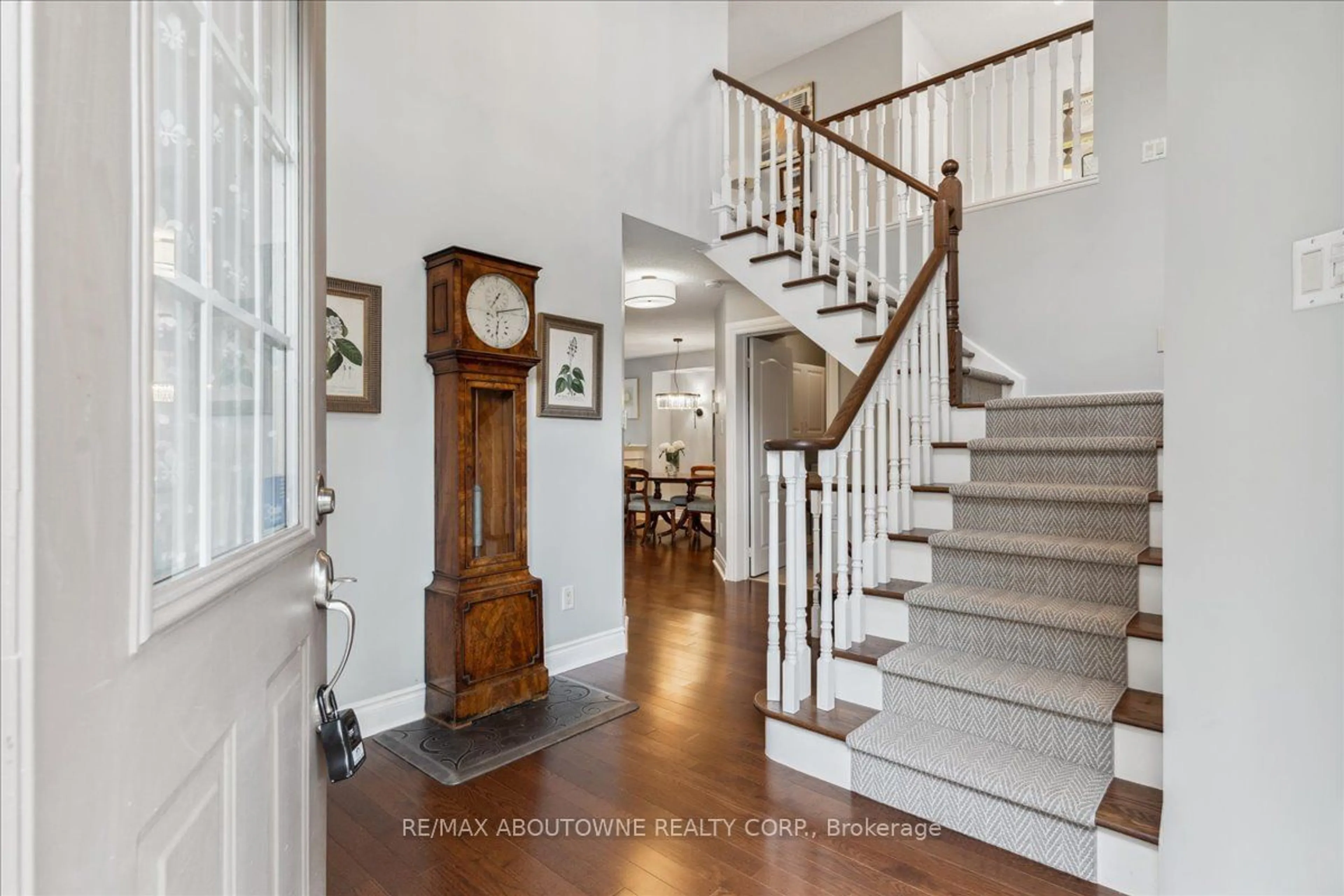 Indoor foyer for 223 Rebecca St #43, Oakville Ontario L6K 3Y2