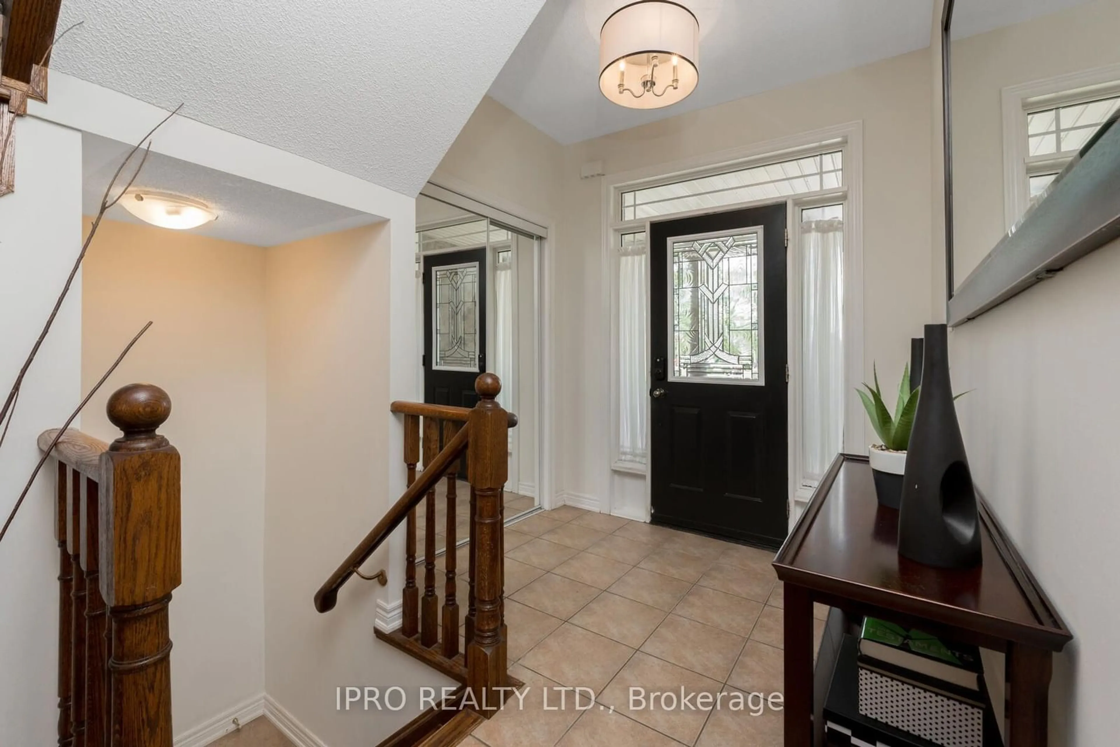 Indoor entryway for 13 Putnam Dr, Brampton Ontario L7A 3S4