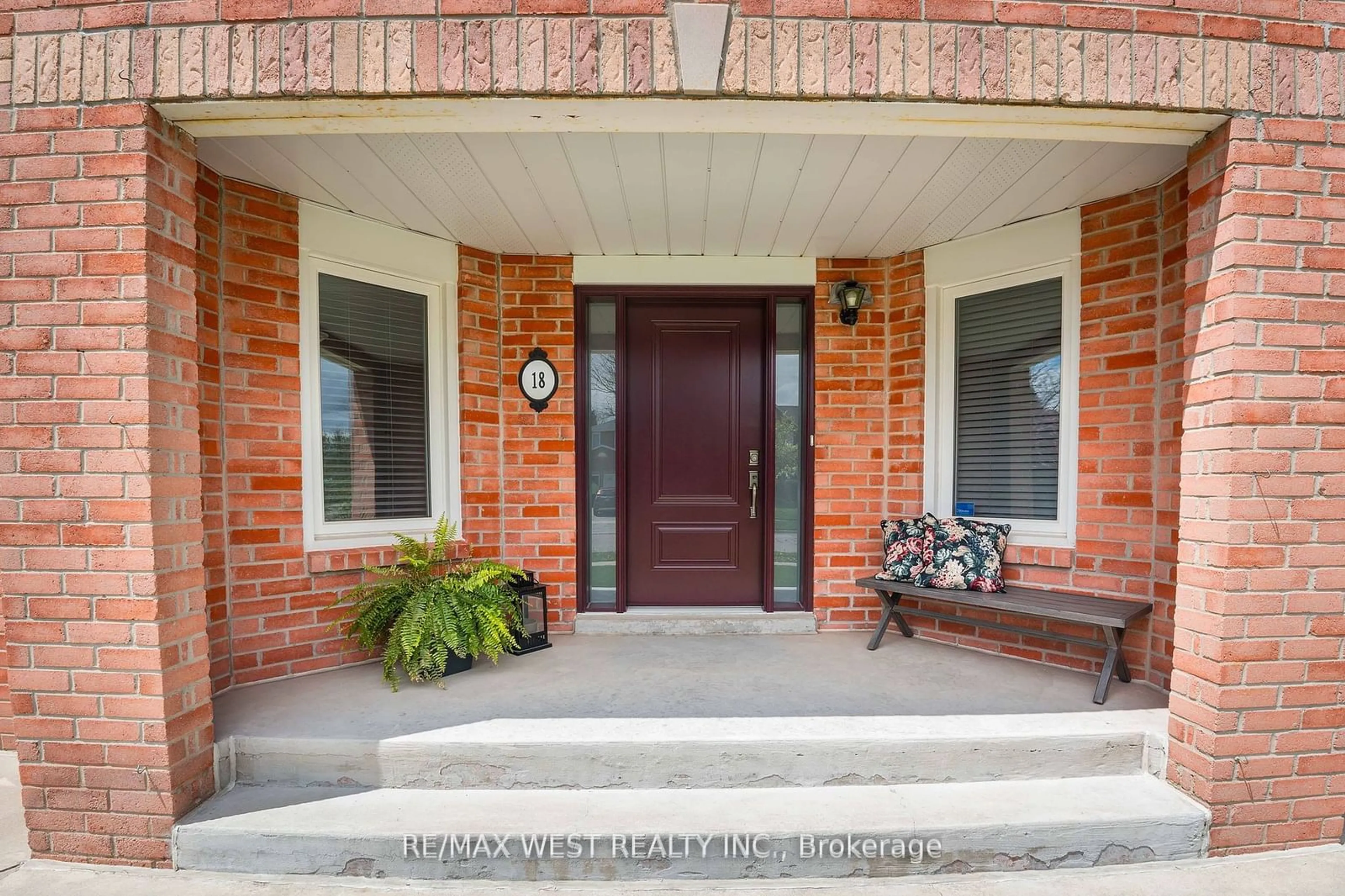 Indoor entryway for 18 Guardhouse Dr, Caledon Ontario L7E 5W6