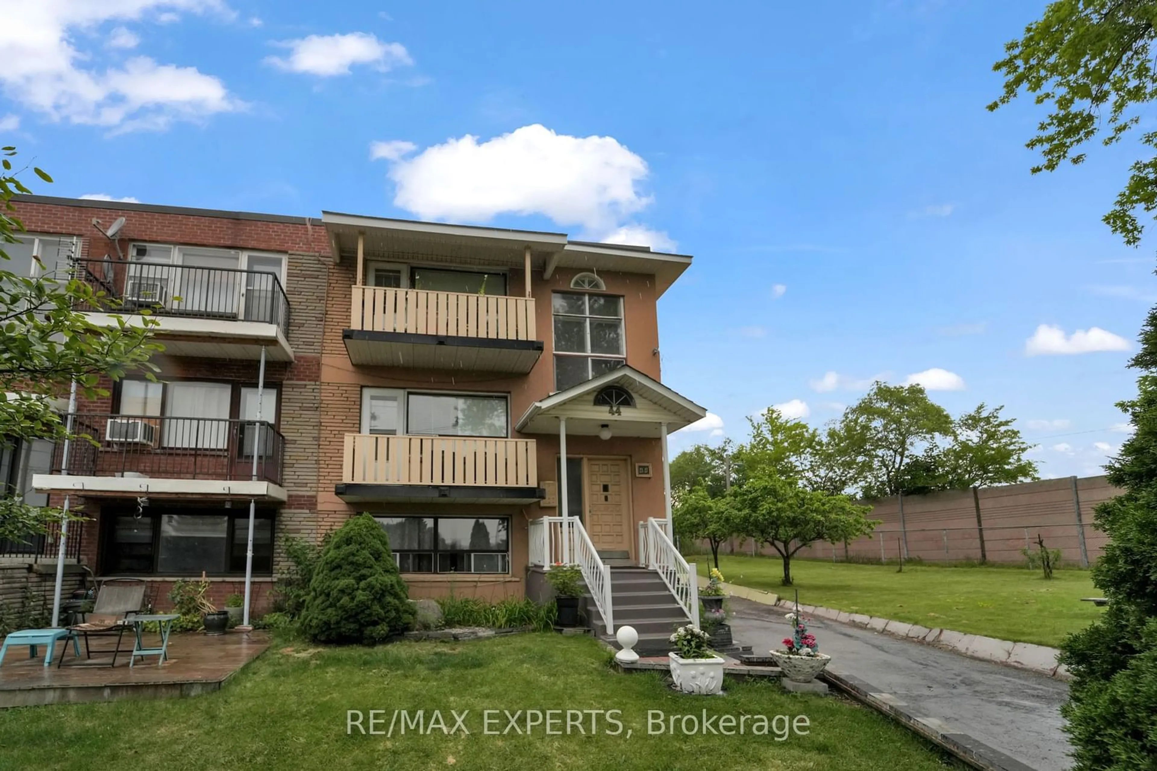 A pic from exterior of the house or condo for 44 Elway Crt, Toronto Ontario M6B 2N8