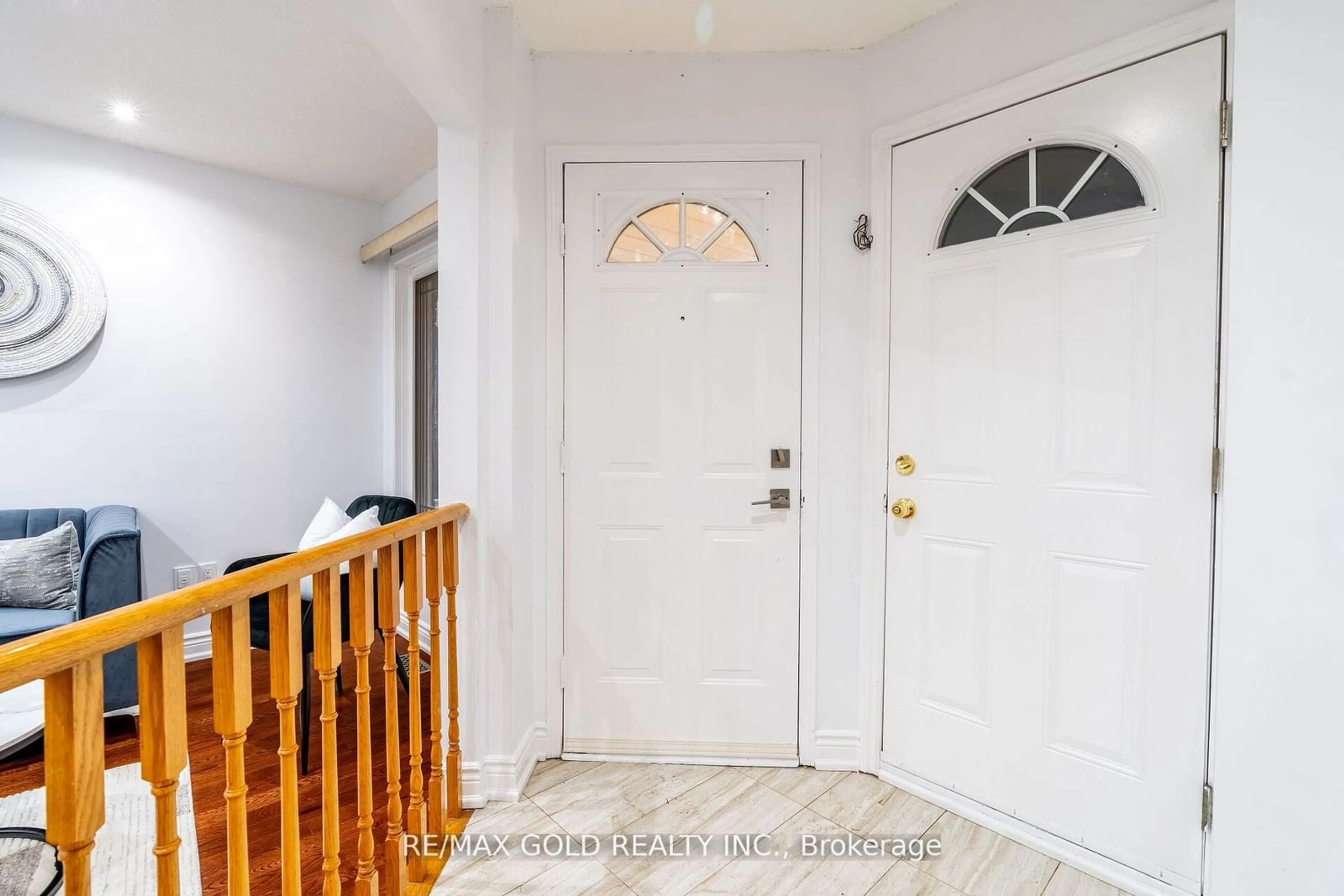 Indoor entryway for 845 Applecroft Circ, Mississauga Ontario L5V 2A7